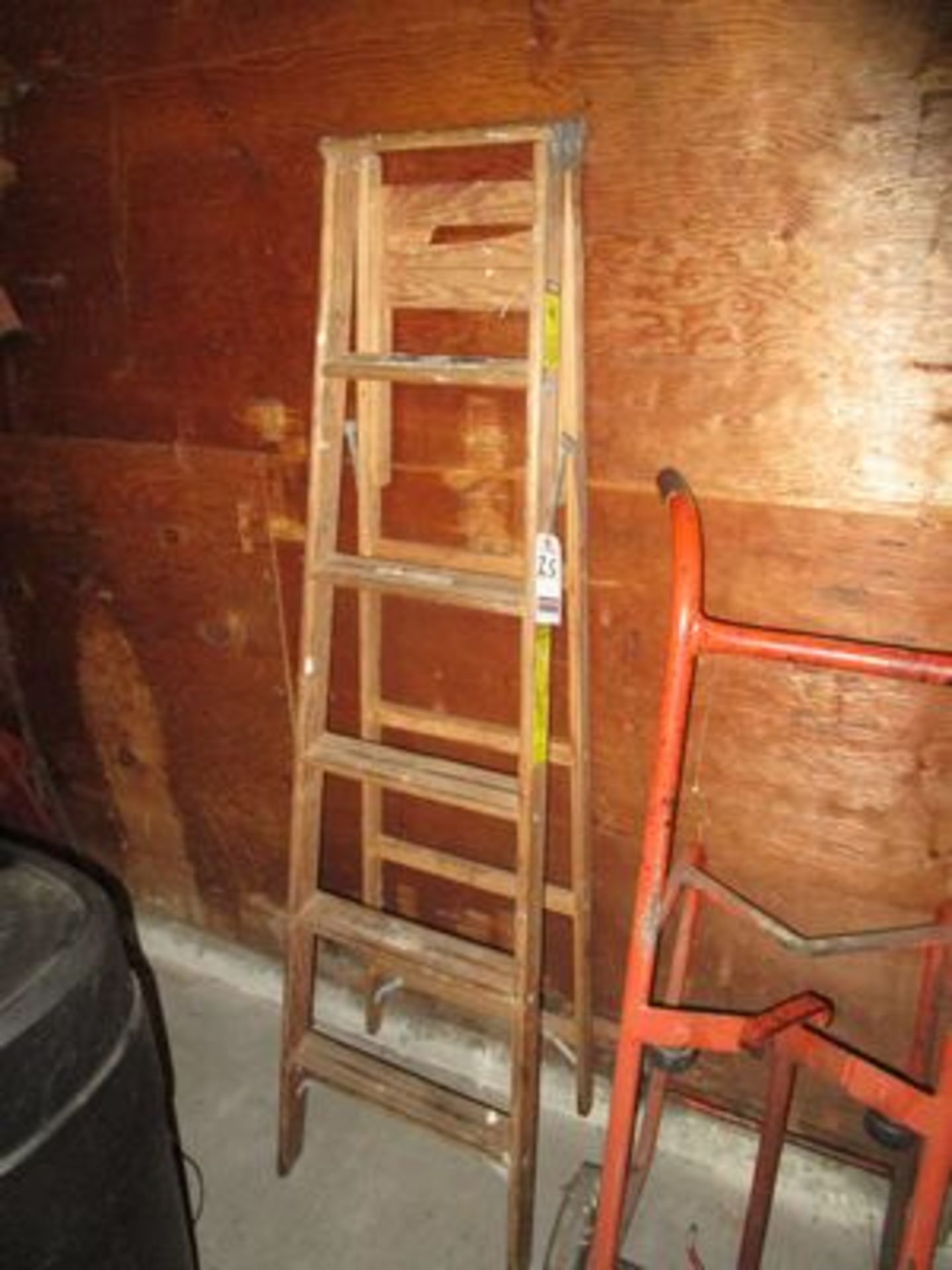 6' WOOD STEPLADDER