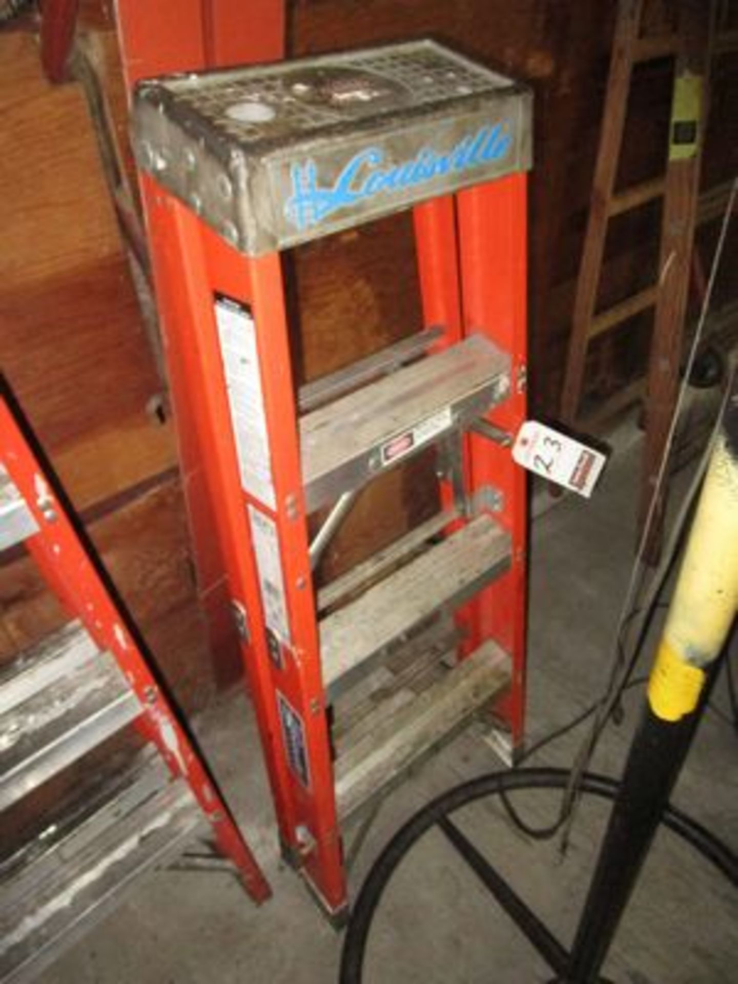 LOUISVILLE 4' FIBERGLASS STEPLADDER