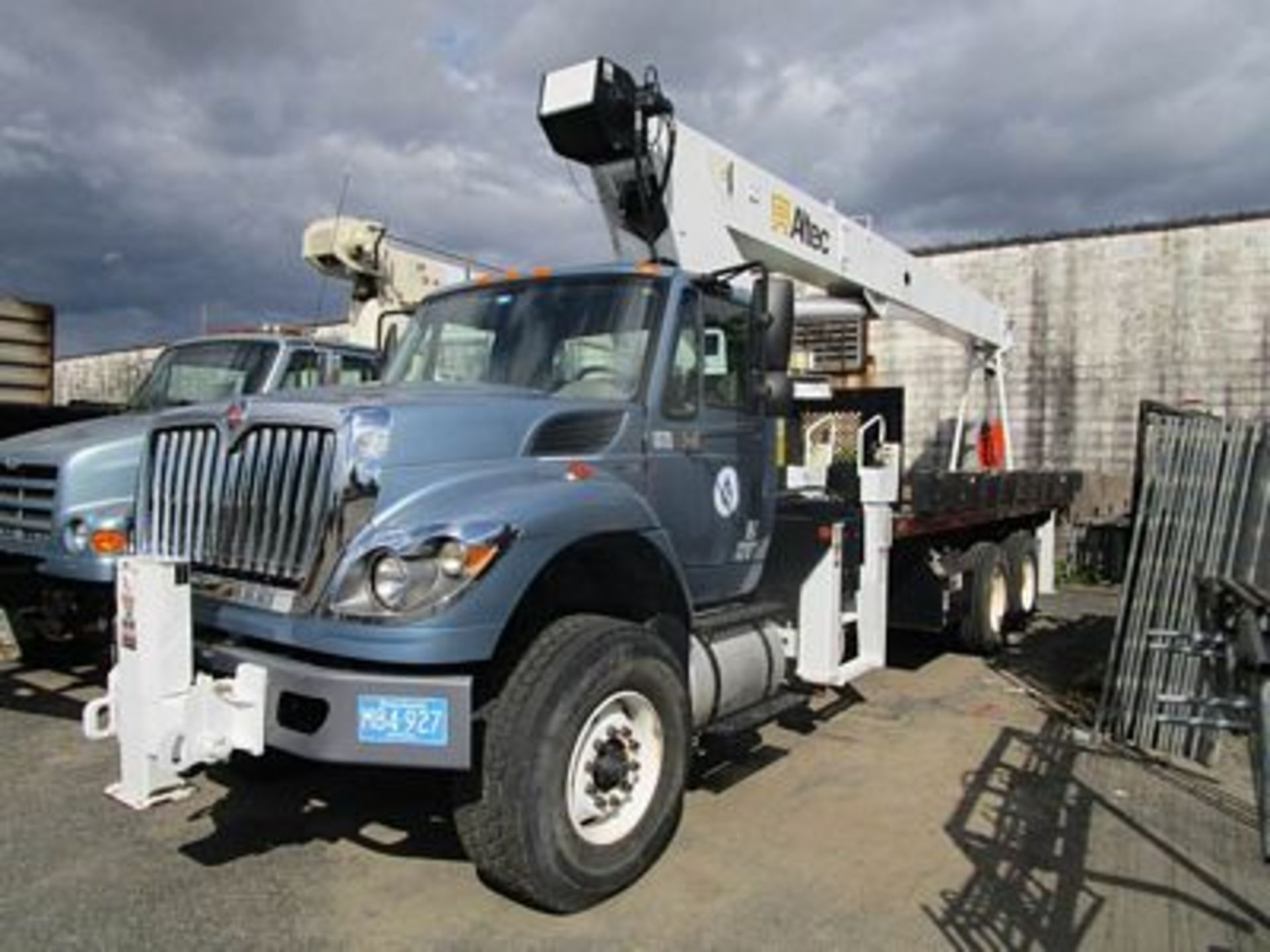 2012 INTERNATIONAL WORKSTAR 7500 CRANE TRUCK, MAXXFORCE DIESEL ENGINE, 8 SP. HI-LOW MAN. TRANS.