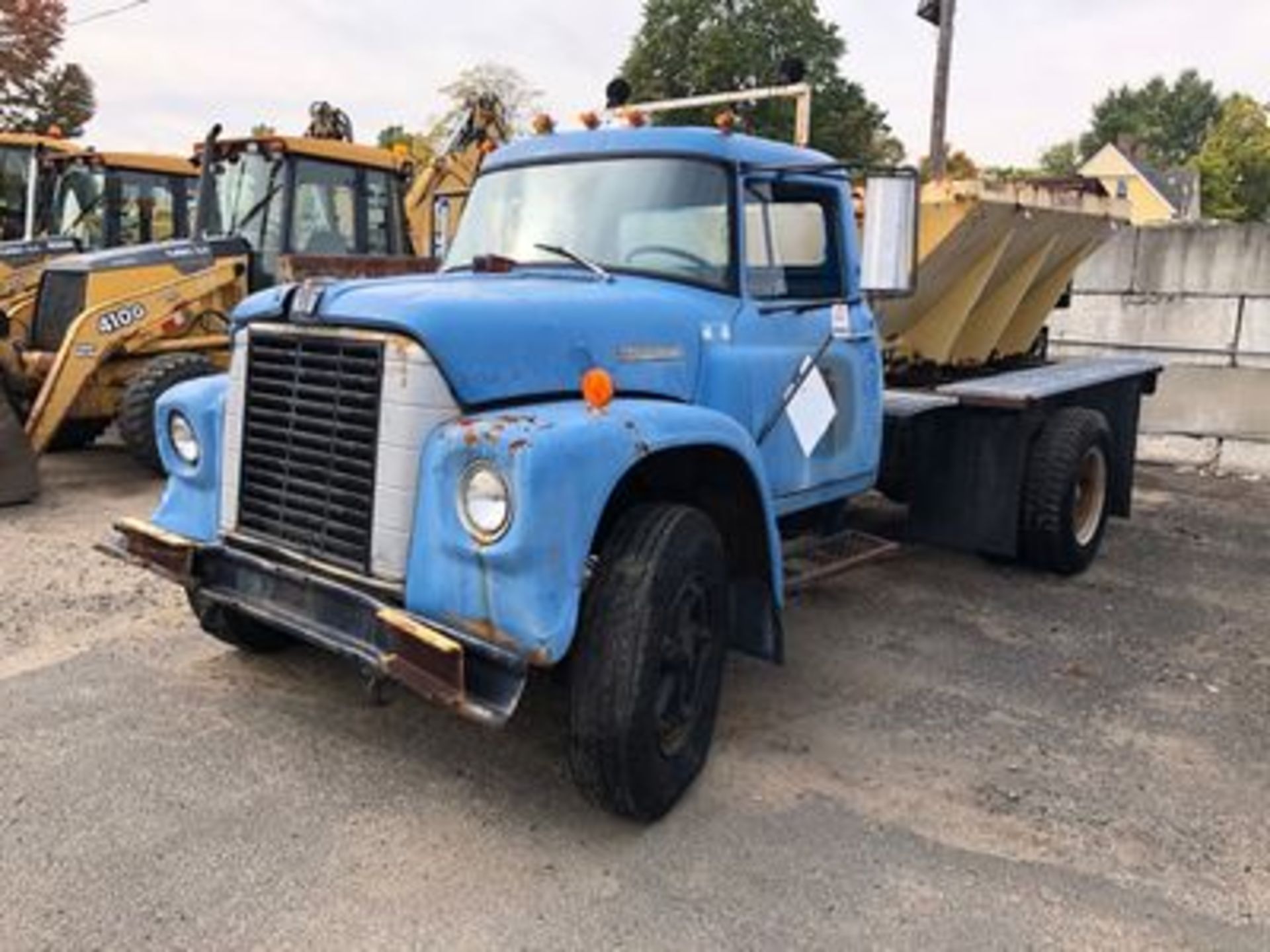 1975 INTERNATIONAL LOADSTAR 1600 SANDER/SPREADER, V8 GAS ENGINE, MAN. TRANS., S/A, DUAL WHEELS,