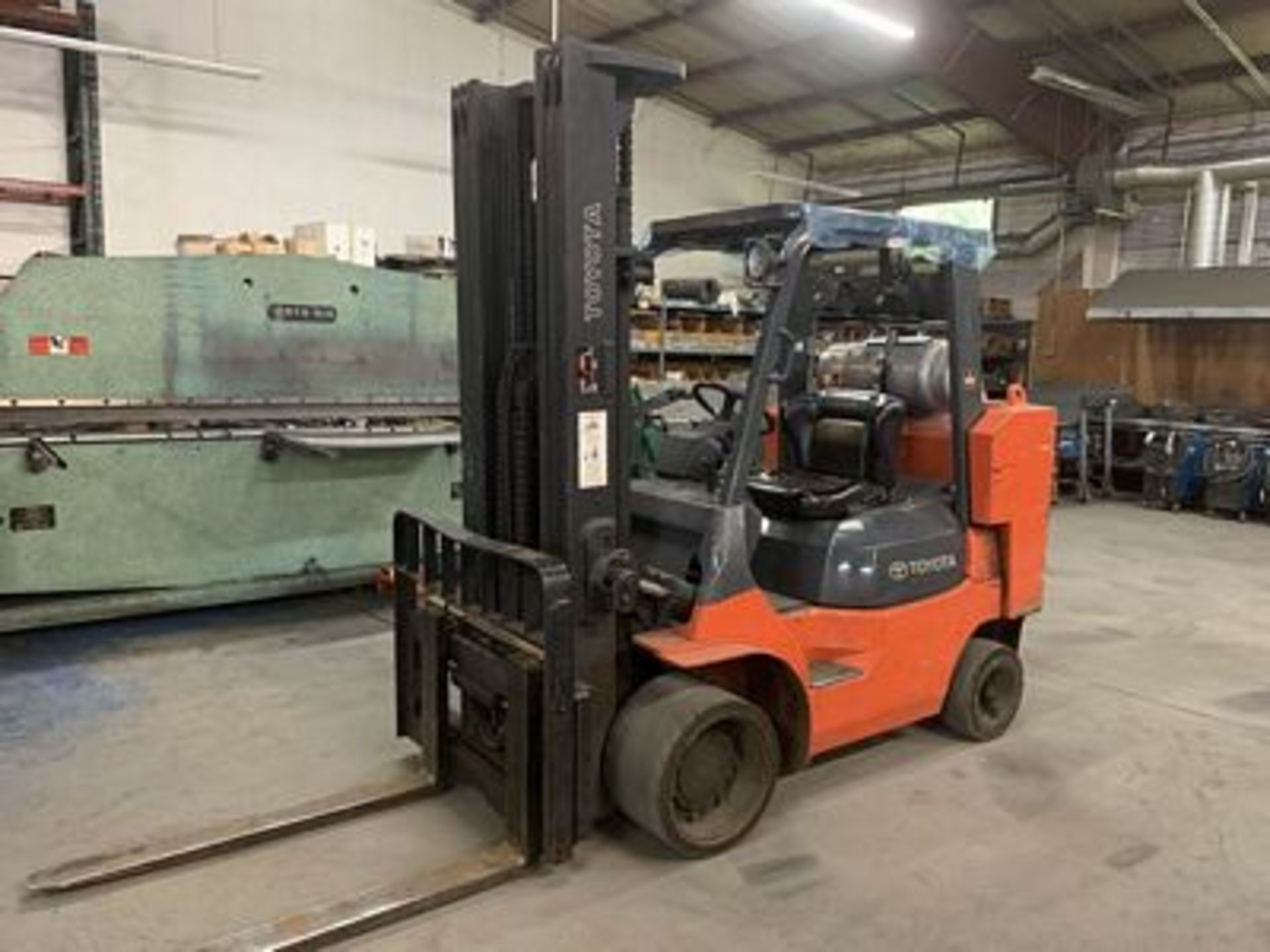 TOYOTA LPG PROPANE FORKLIFT, 199" LIFT HT., SIDE SHIFTER, ROPS, SOLID TIRES,5,700 HRS., M/N