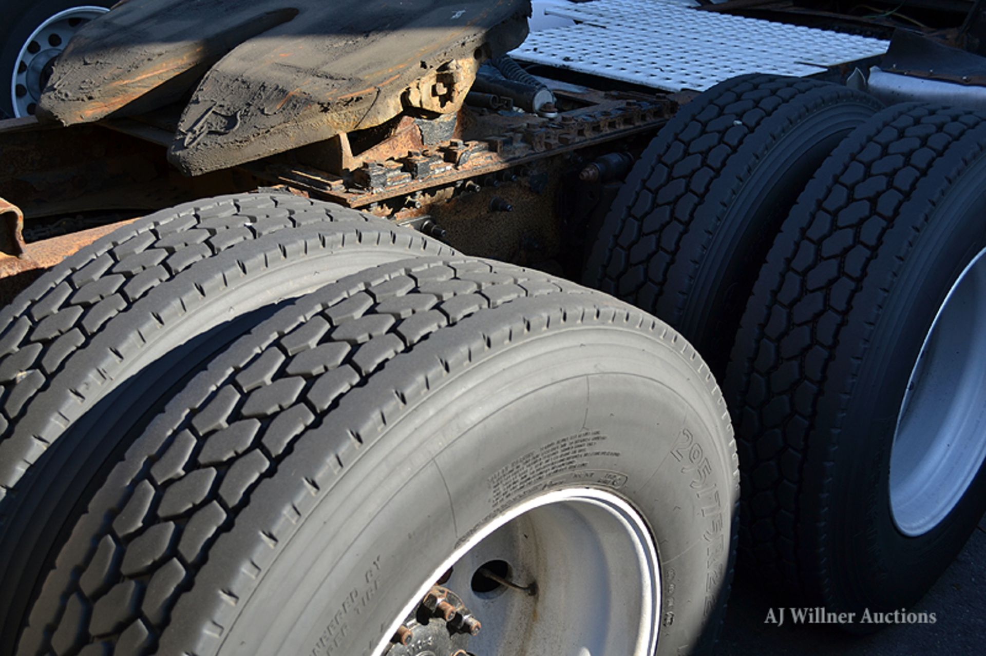 2008 Volvo VNL64T Conventional Day cab tandem axle Truck tractor, - Image 4 of 8