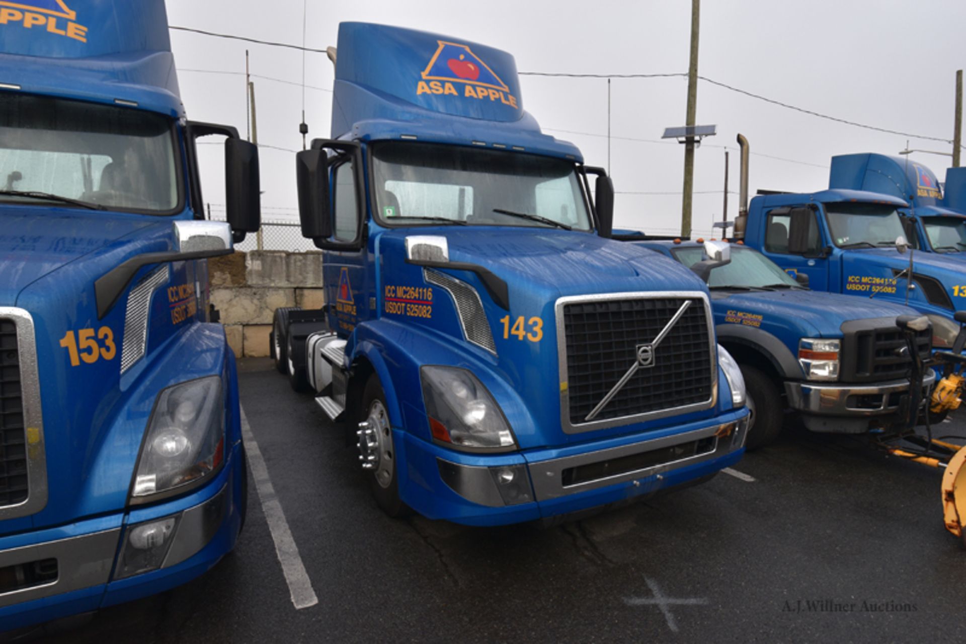 2016 Volvo VNL64T conventional day cab tandem axle Truck tractor, - Image 2 of 8