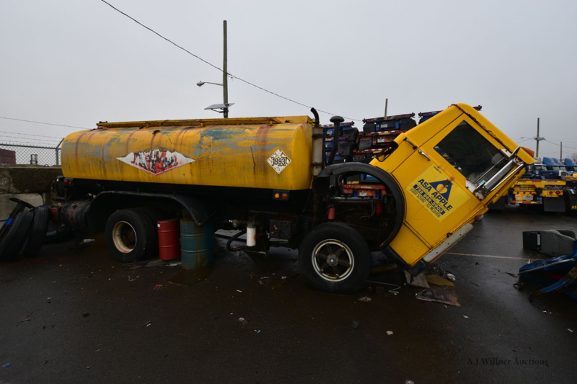 1974 Mack MB401P single axle fuel truck - Image 3 of 12