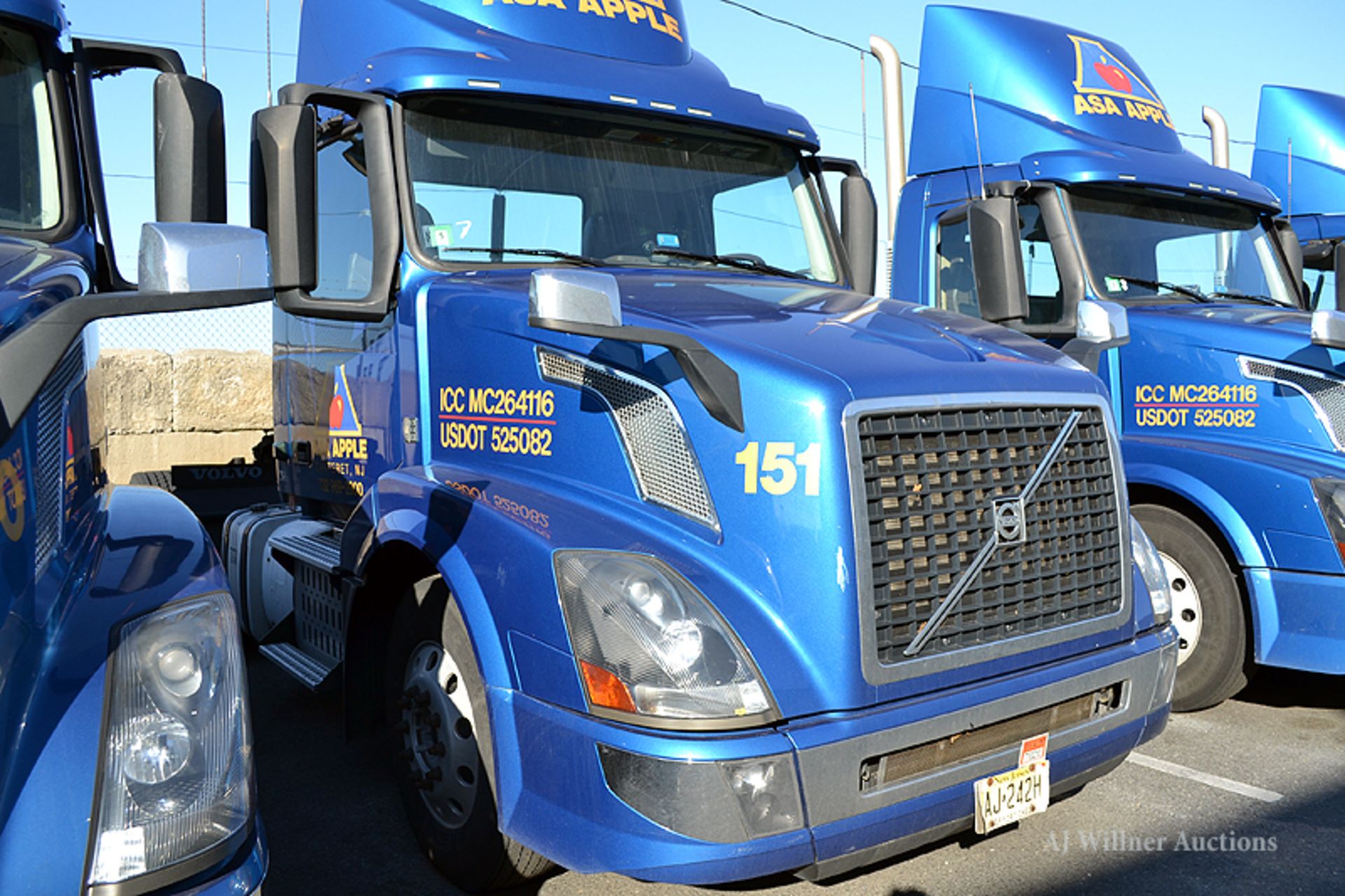 2016 Volvo VNL64T conventional day cab tandem axle Truck tractor,