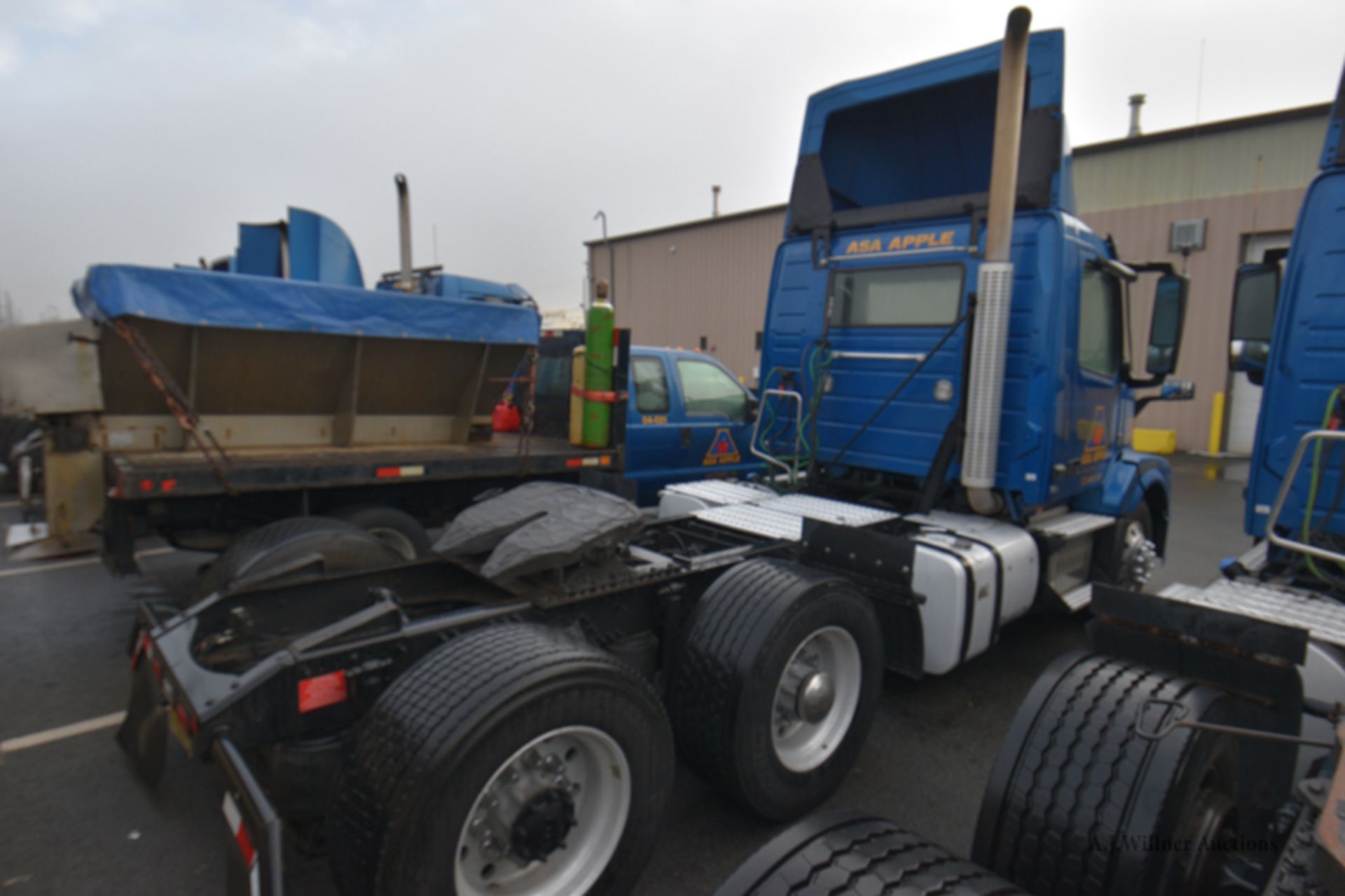 2016 Volvo VNL64T conventional day cab tandem axle Truck tractor, - Image 6 of 8