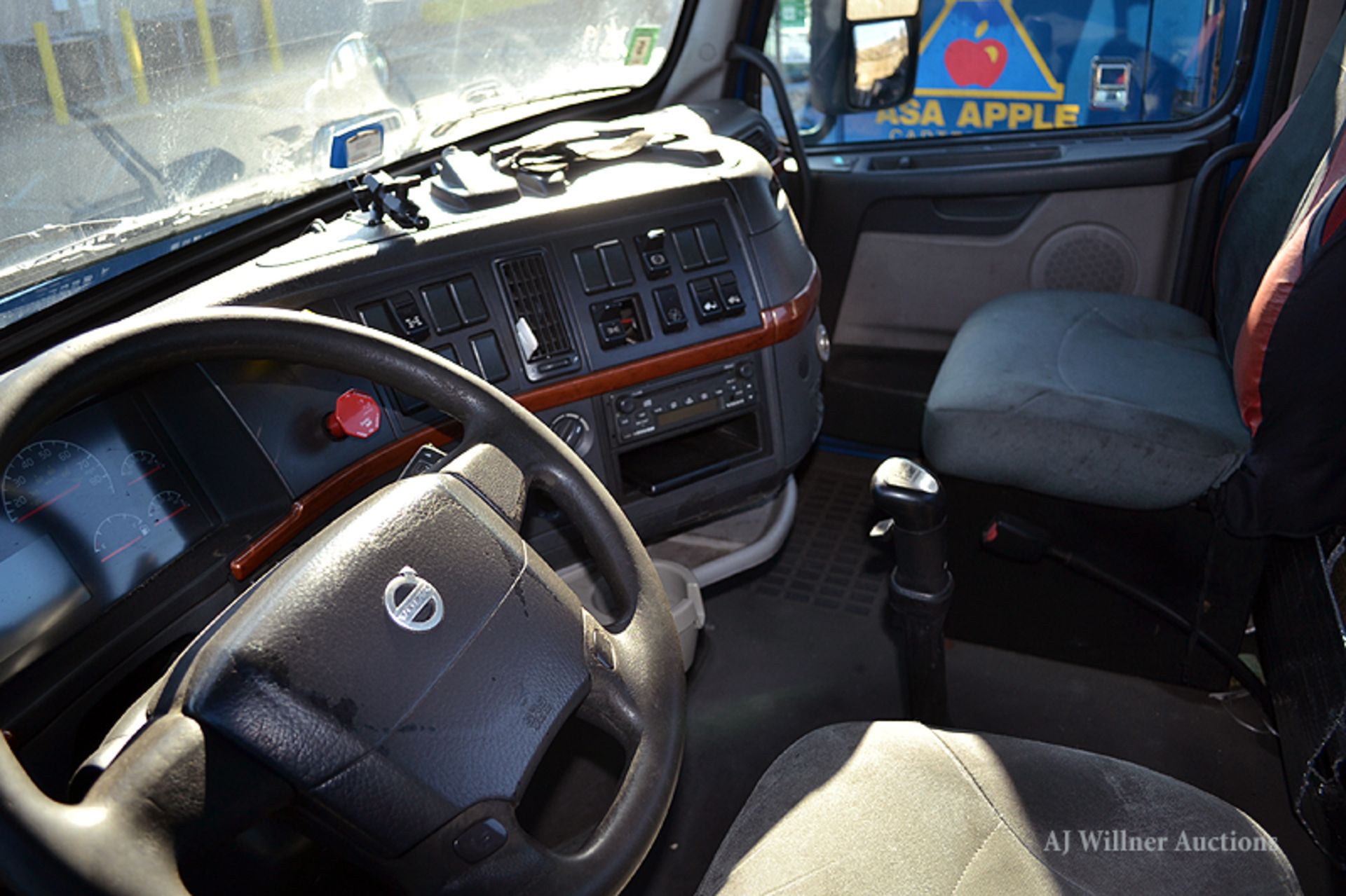 2008 Volvo VNL64T Conventional Day cab tandem axle Truck tractor, - Image 8 of 9