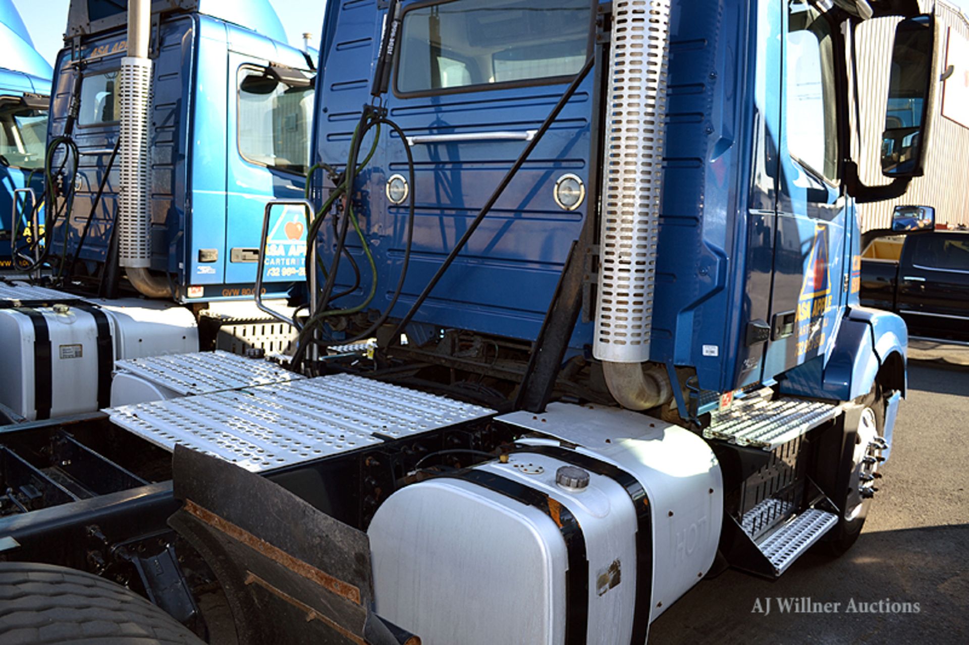 2016 Volvo VNL64T conventional day cab tandem axle, Truck Tractor, - Image 3 of 9