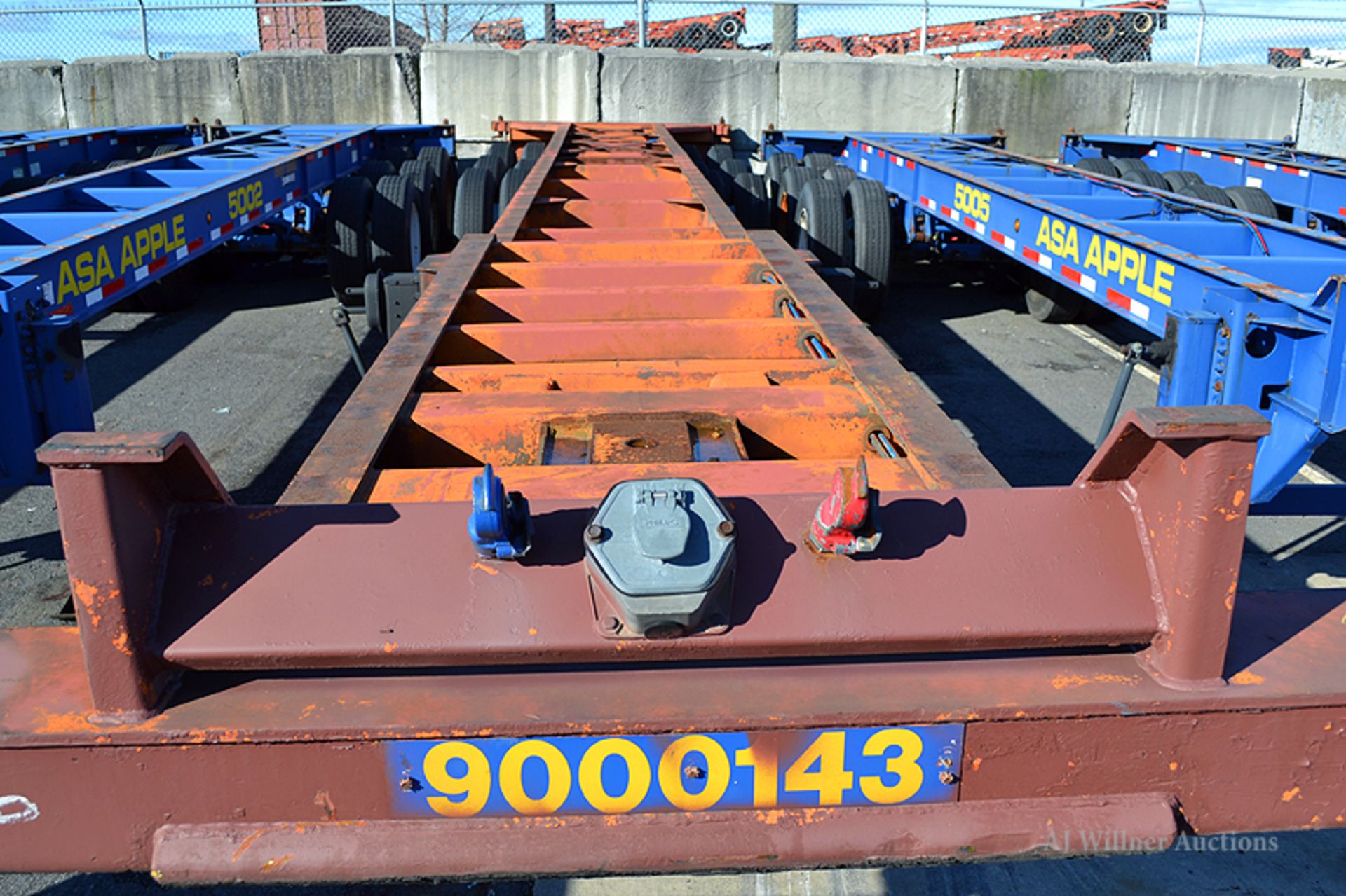 1987 Hyundai 40'-0 gooseneck tri-axle container chassis VIN 145C412S4HL009735 (Unit #9000143)