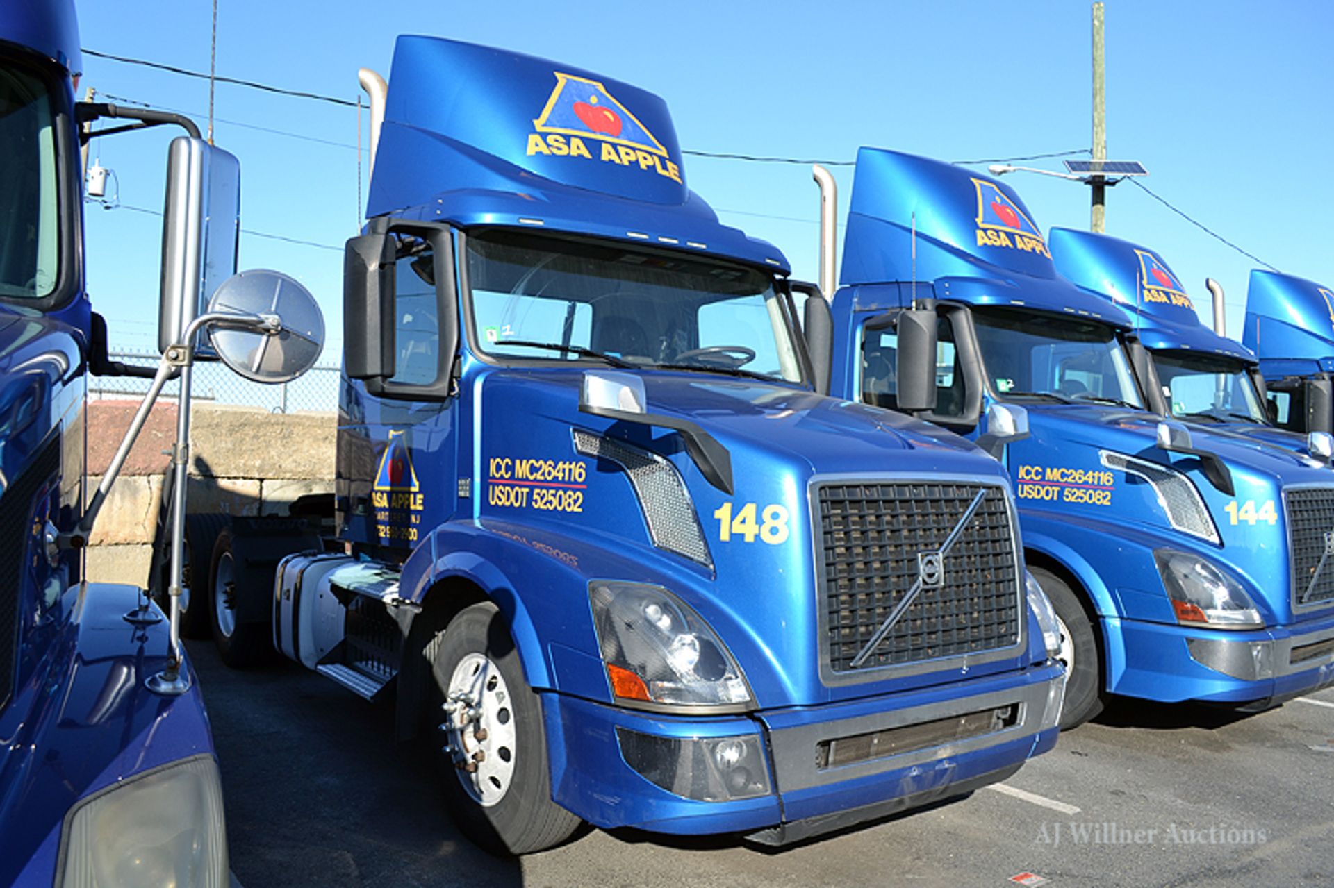 2016 Volvo VNL64T conventional day cab tandem axle, Truck Tractor,