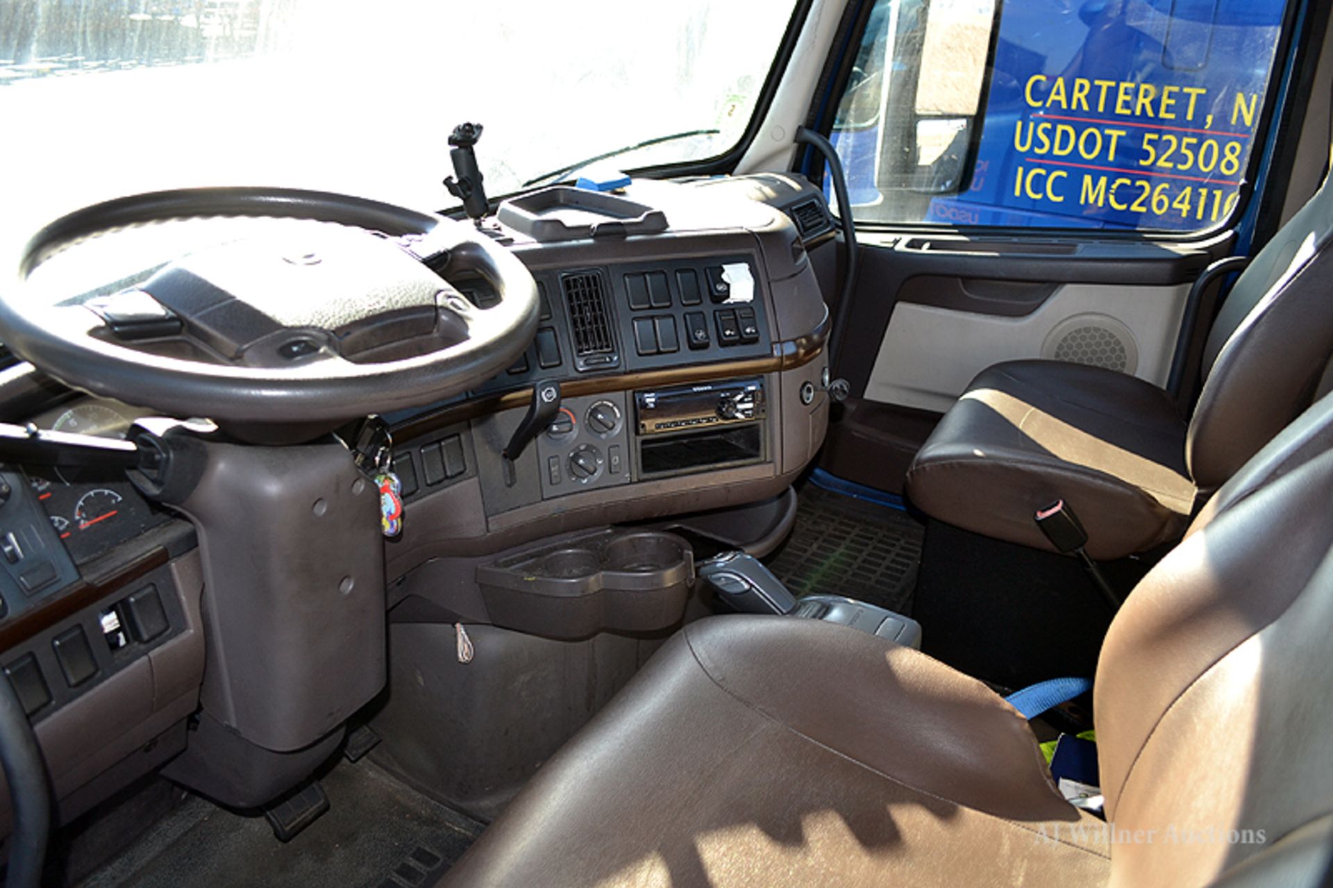 2016 Volvo VNL64T conventional day cab tandem axle, Truck Tractor, - Image 9 of 9