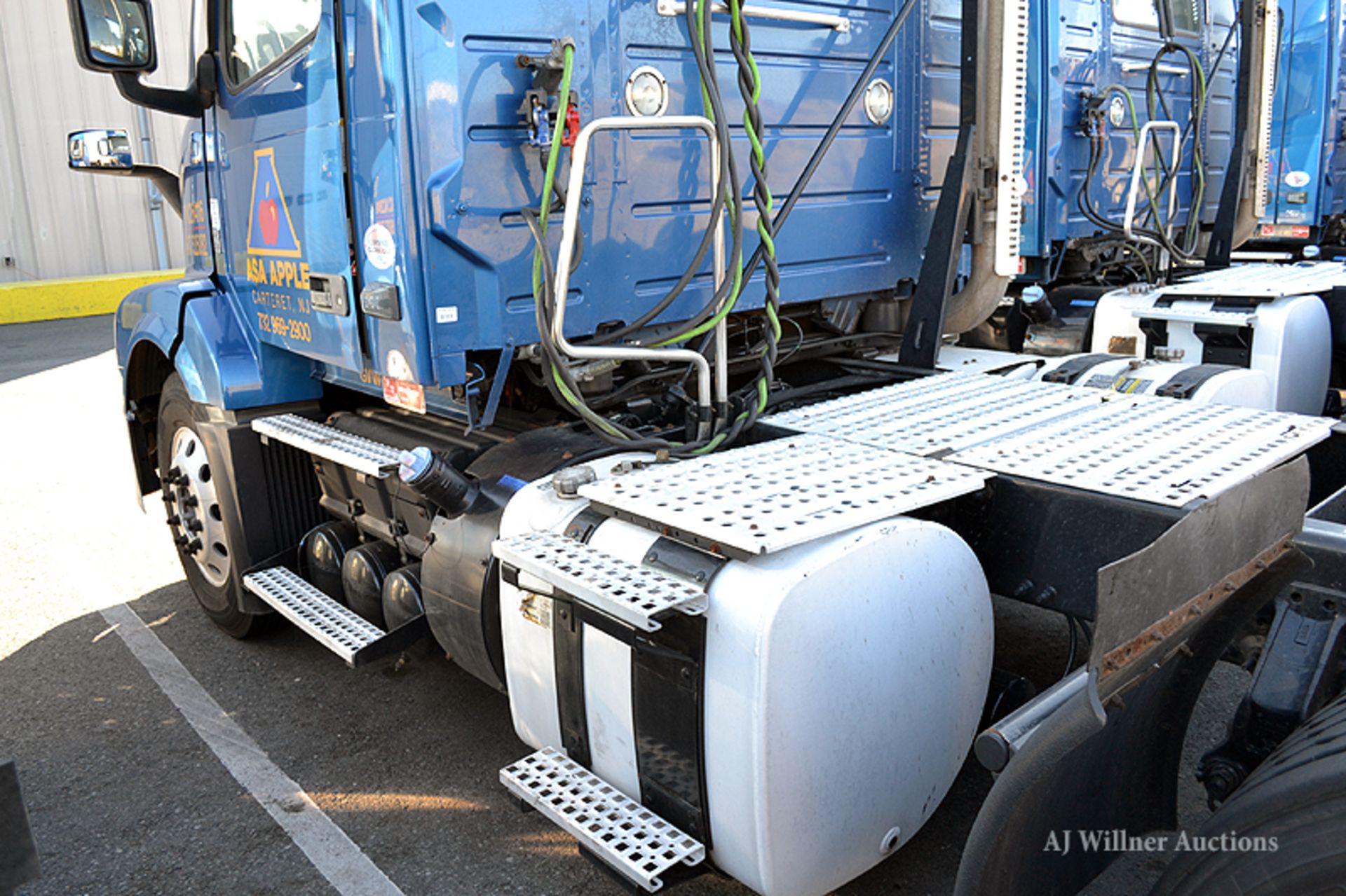 2016 Volvo VNL64T conventional day cab tandem axle Truck tractor, - Image 6 of 8