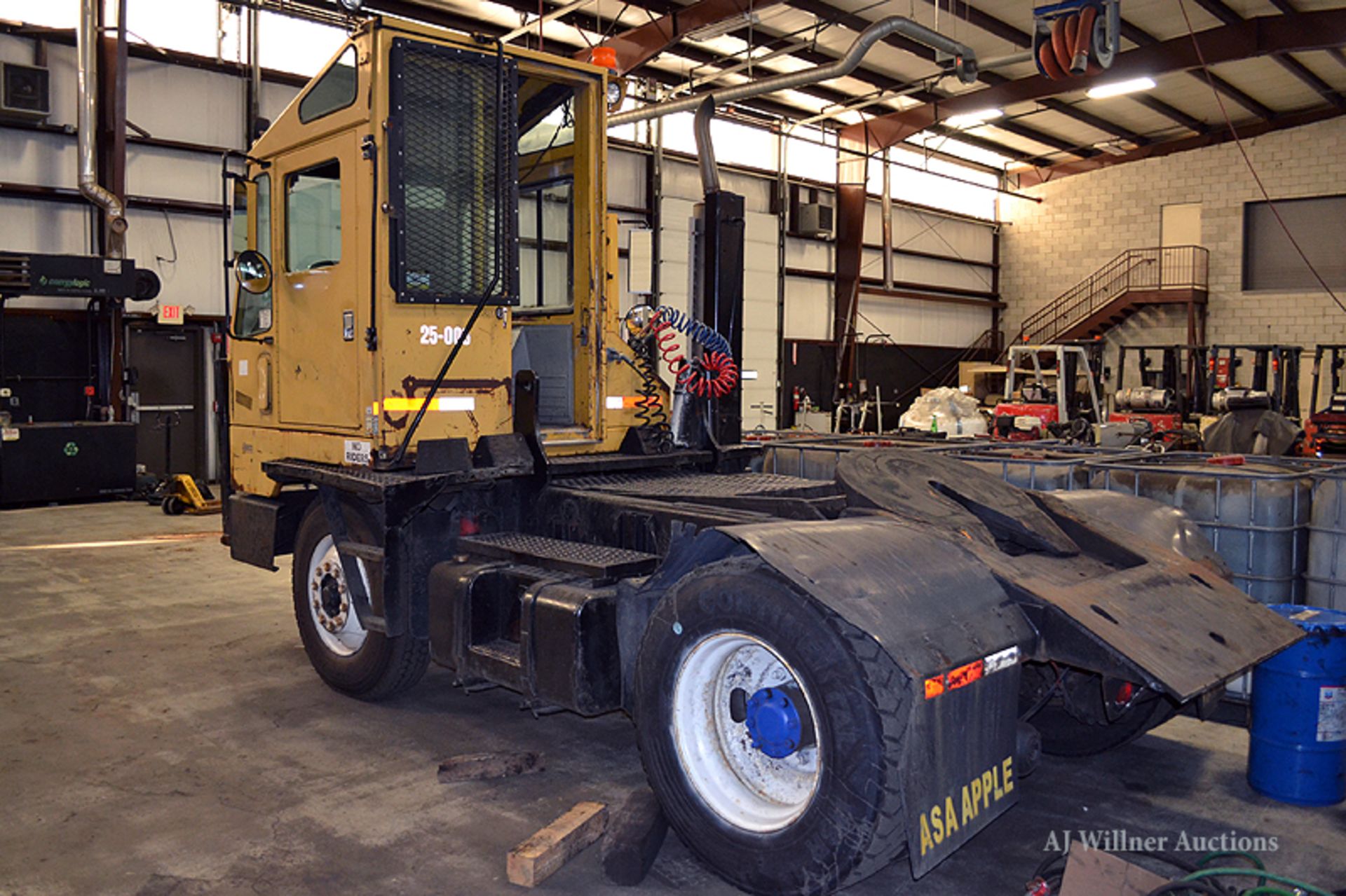 2000 Ottawa single axle yard switcher VIN 80979, (unit #25-006) (31,816 hours indicated on meter) - Image 3 of 3