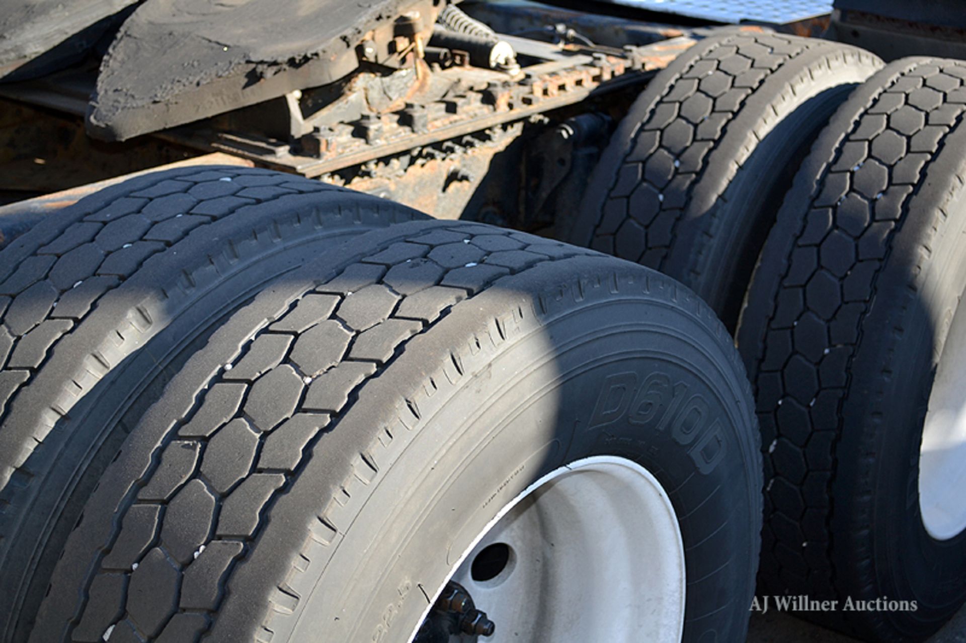 2008 Volvo VNL64T Conventional Day cab tandem axle Truck tractor, - Image 4 of 9