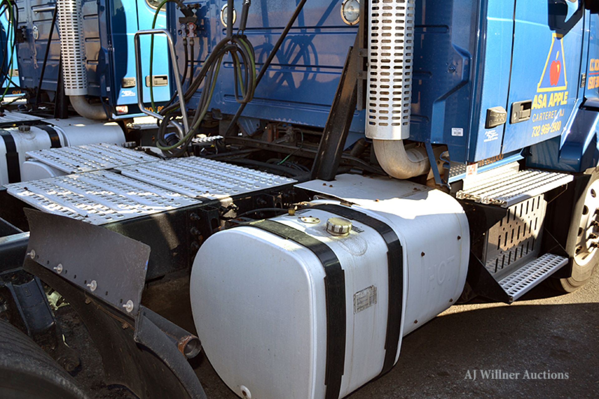 2016 Volvo VNL64T conventional day cab tandem axle Truck tractor, - Image 3 of 9