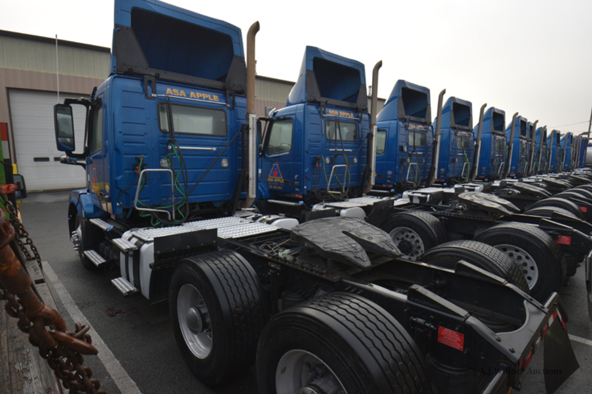 2016 Volvo VNL64T conventional day cab tandem axle Truck tractor, - Image 7 of 8