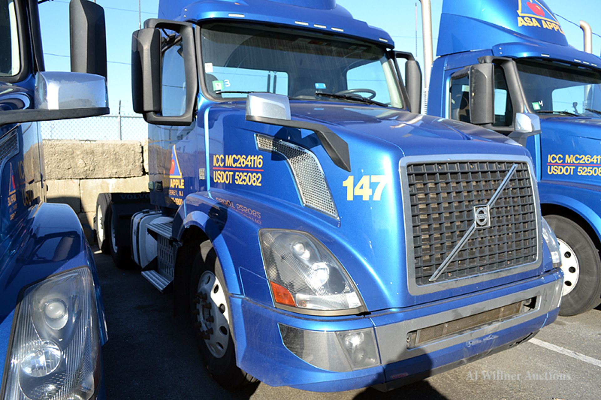 2016 Volvo VNL64T conventional day cab tandem axle Truck tractor,