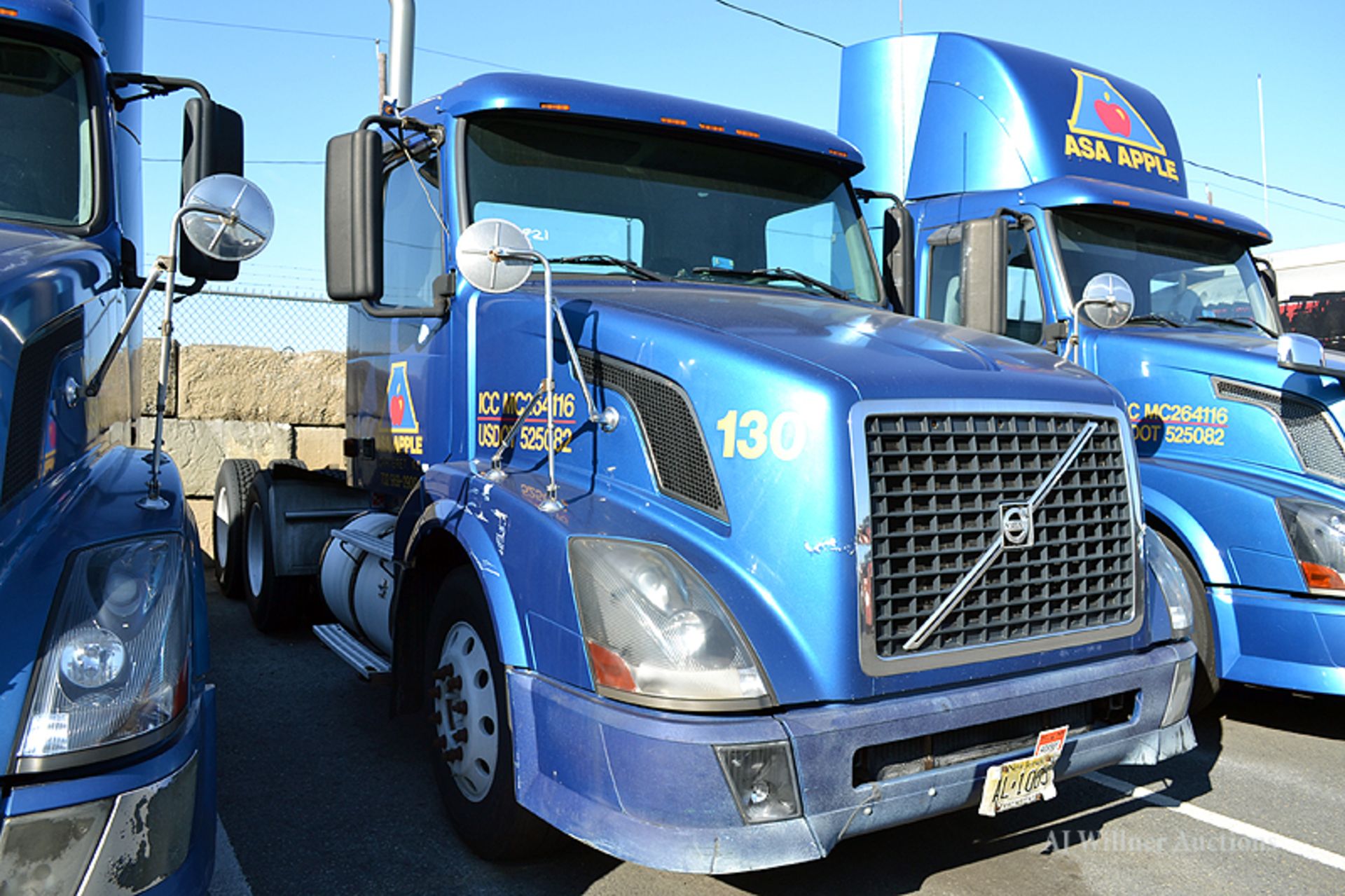 2008 Volvo VNL64T Conventional Day cab tandem axle Truck tractor,