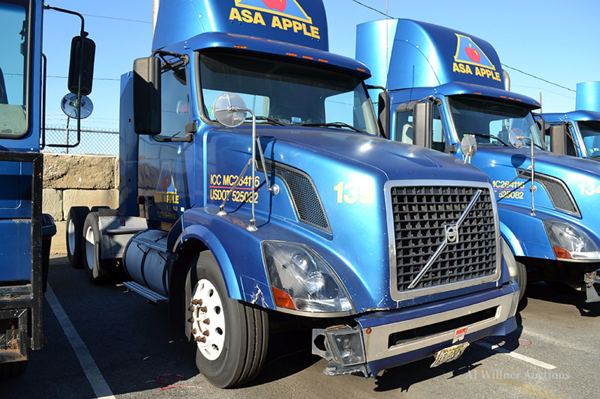 2008 Volvo VNL64T Conventional Day cab tandem axle Truck tractor,