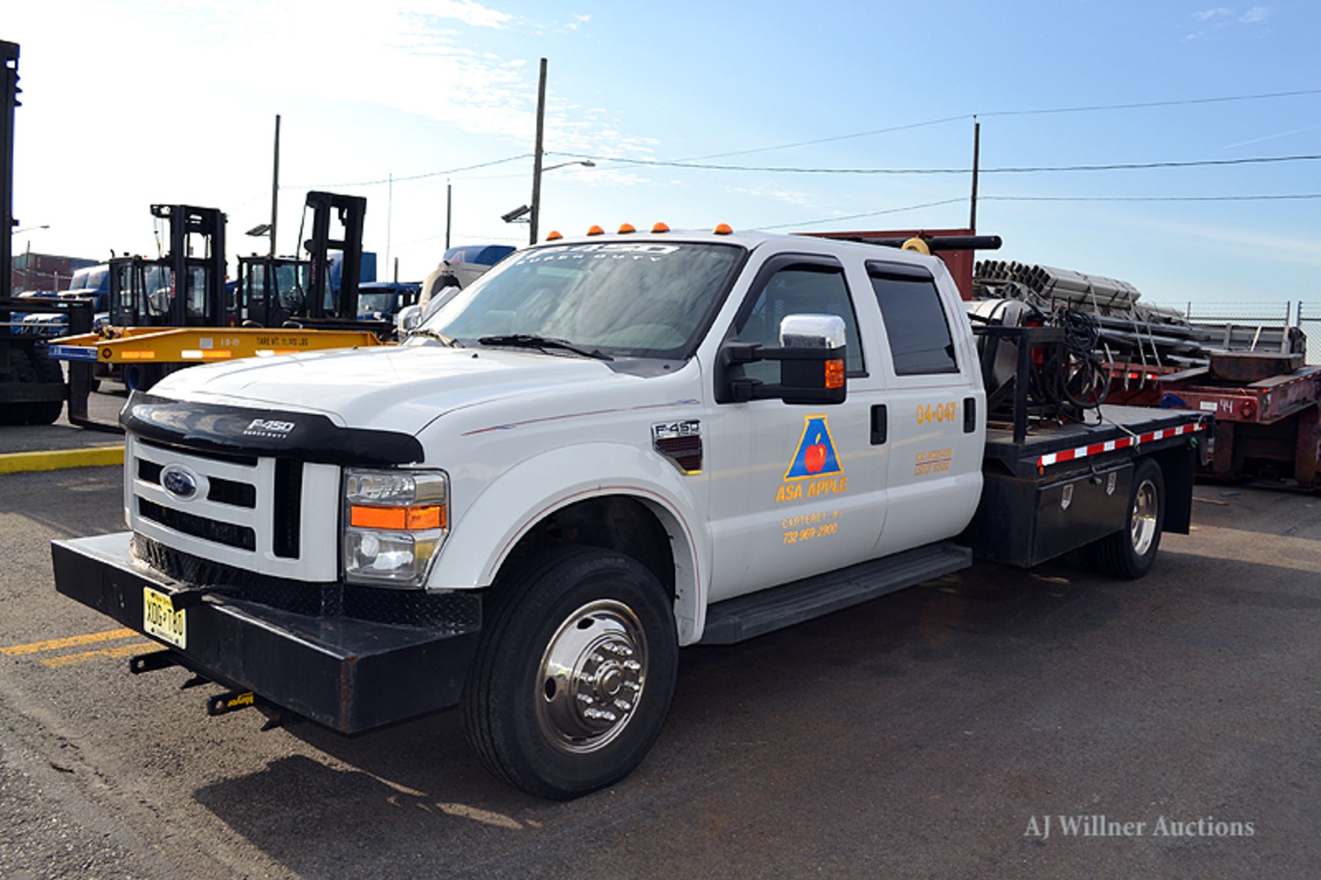 2008 Ford F-450 Super Duty XL 4 door crew cab Single axle service truck