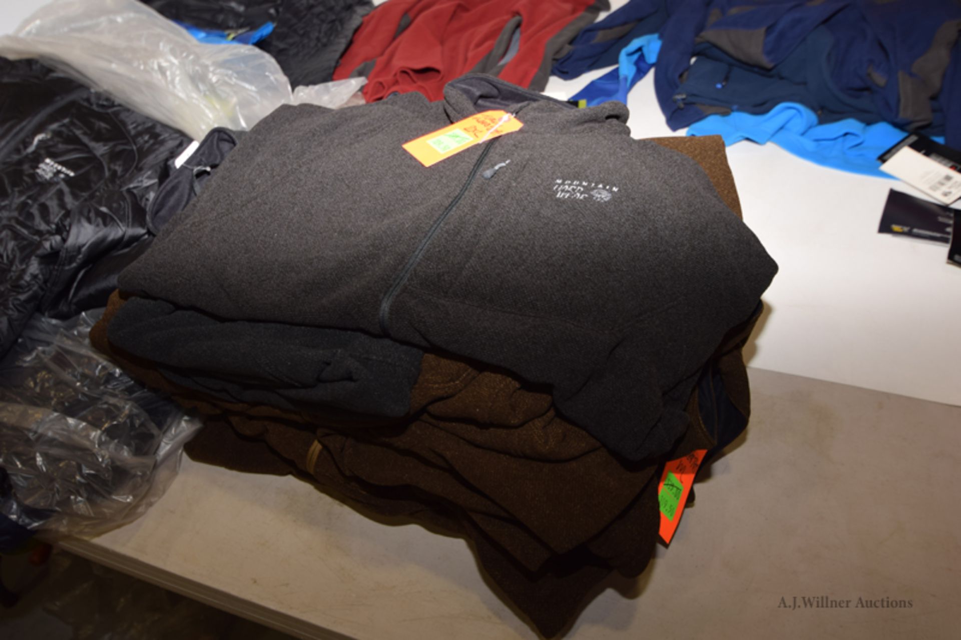 Mountain Hardware Clothing - Image 10 of 12