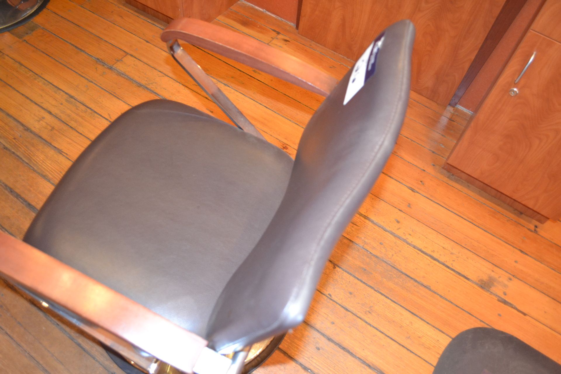 Formatron Wave, Hydraulic Styling Chair - Image 5 of 5