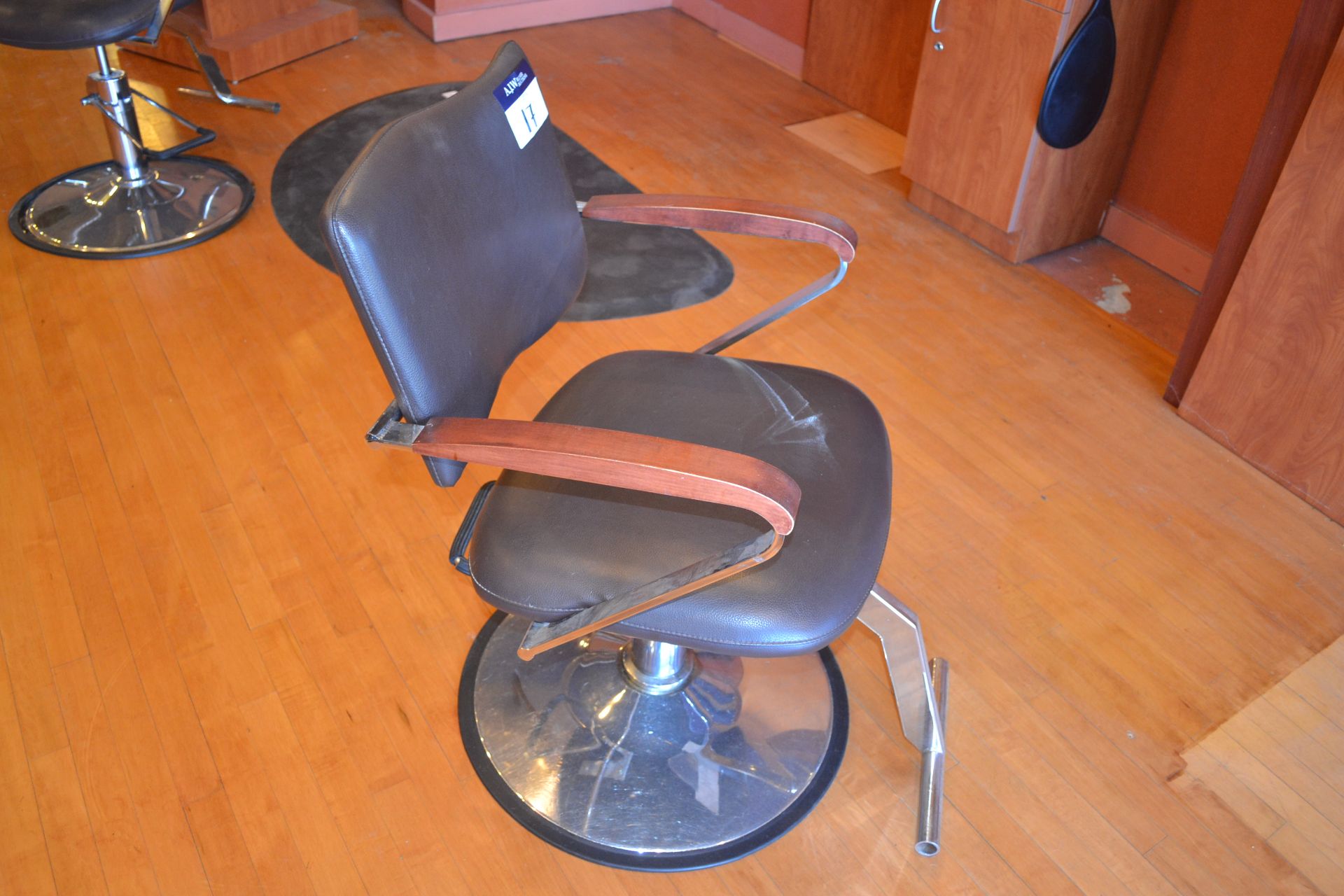 Formatron Wave, Hydraulic Styling Chair - Image 2 of 4