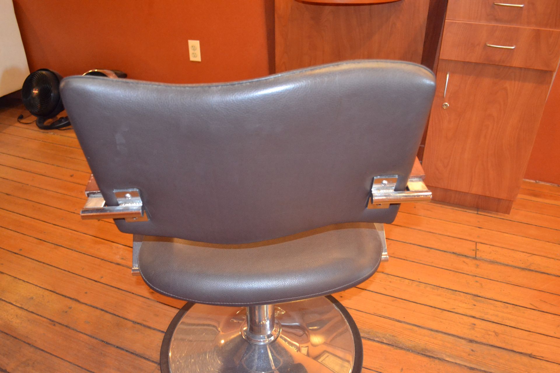 Formatron Wave, Hydraulic Styling Chair - Image 3 of 4