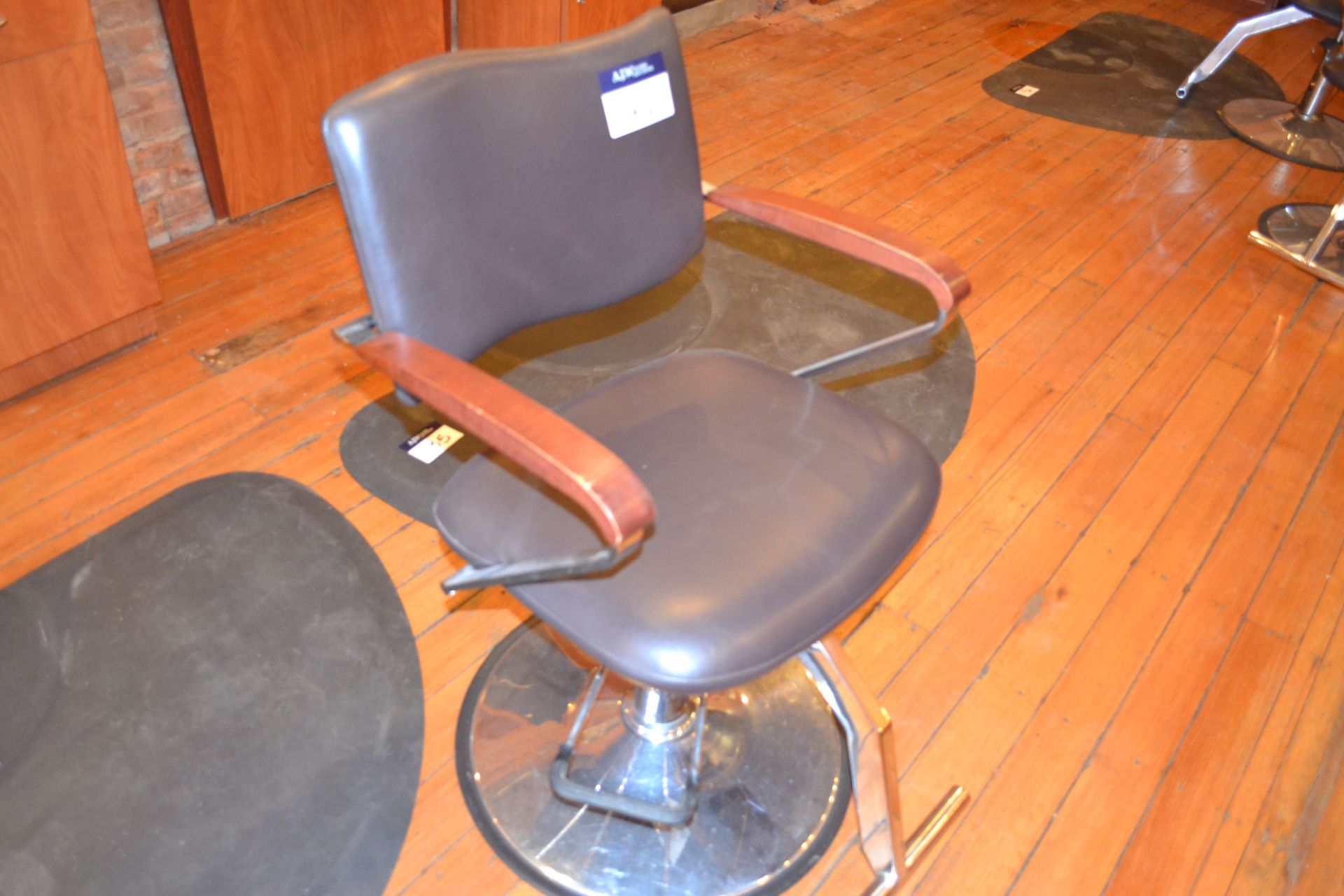 Formatron Wave, Hydraulic Styling Chair - Image 2 of 4