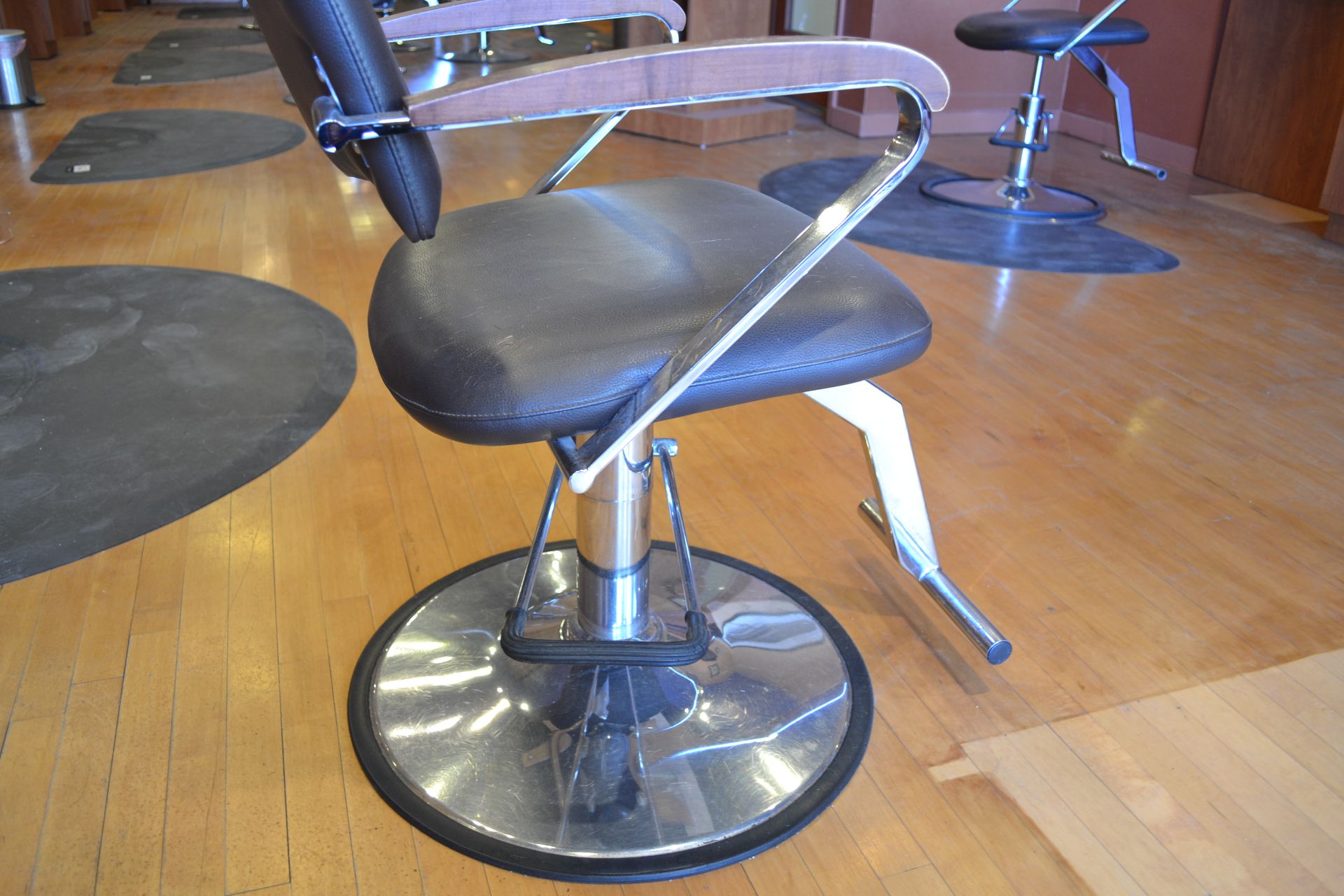 Formatron Wave, Hydraulic Styling Chair - Image 2 of 5