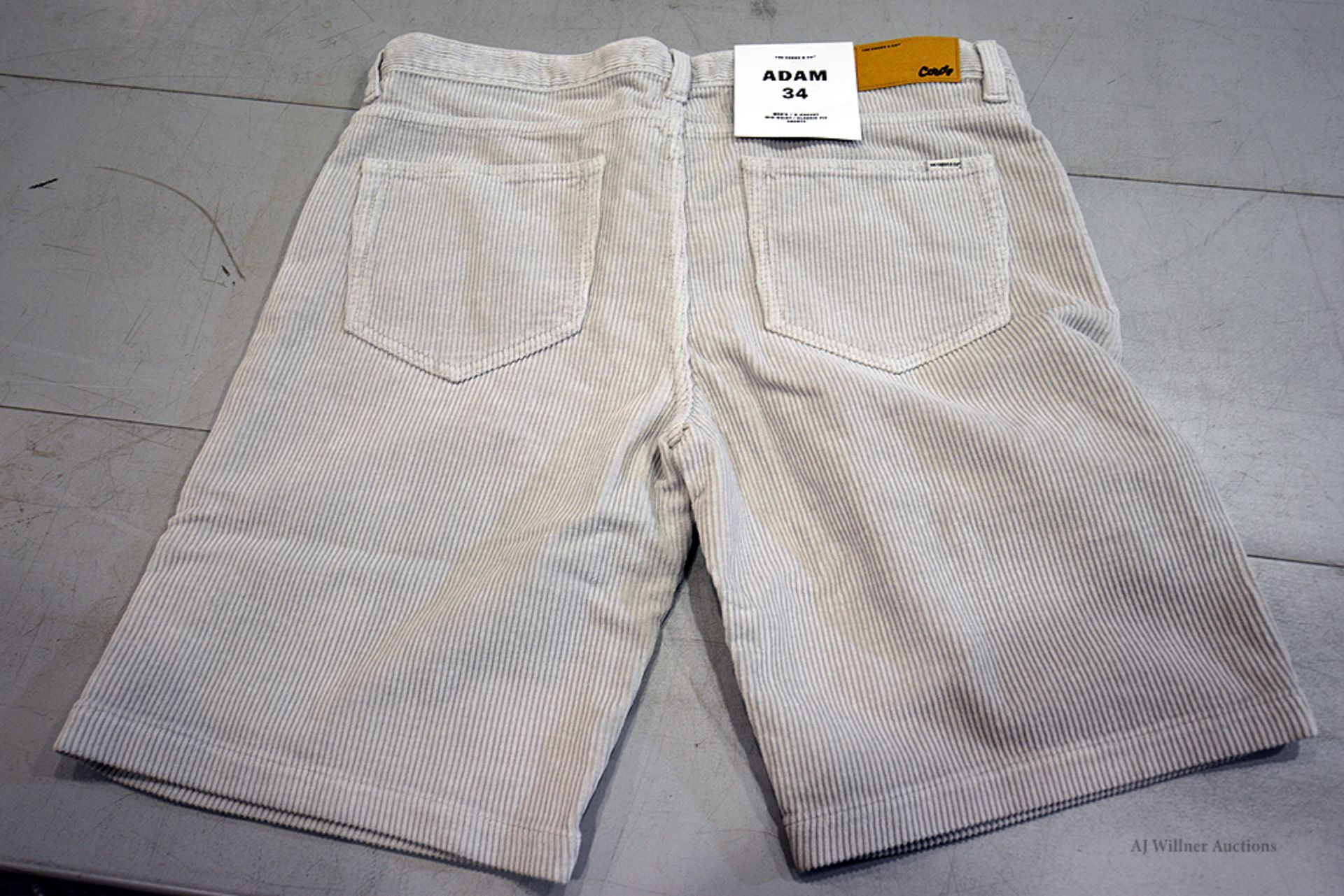 The Cords & Co. "Adam" Style Men's/ 5-Pocket/ Mid-Waist/ Classic Fit/ Shorts (Silver) - Image 2 of 4