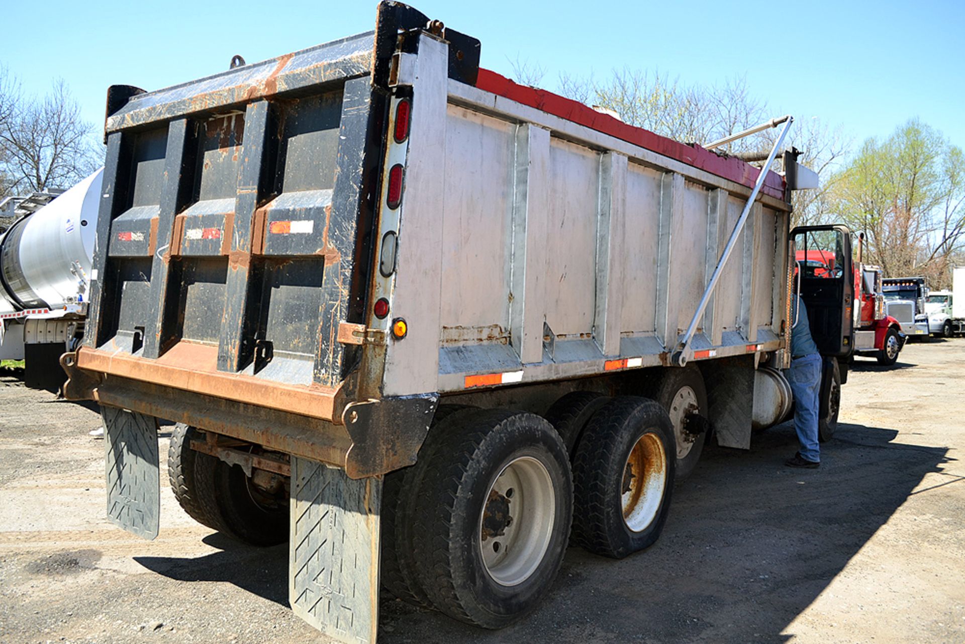 1996 Mack RD688S Tri-Axle Dump Truck - Image 6 of 10