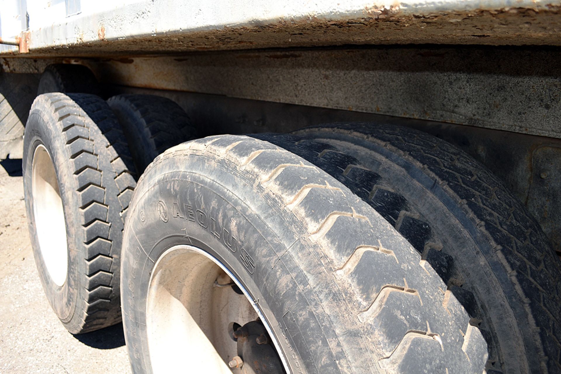 1996 Mack RD688S Tri-Axle Dump Truck - Image 4 of 10