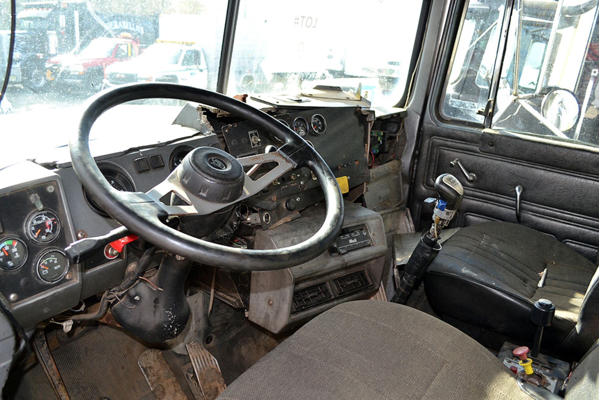 2000 Mack RD690S Tri-Axle Dump Truck - Image 7 of 11