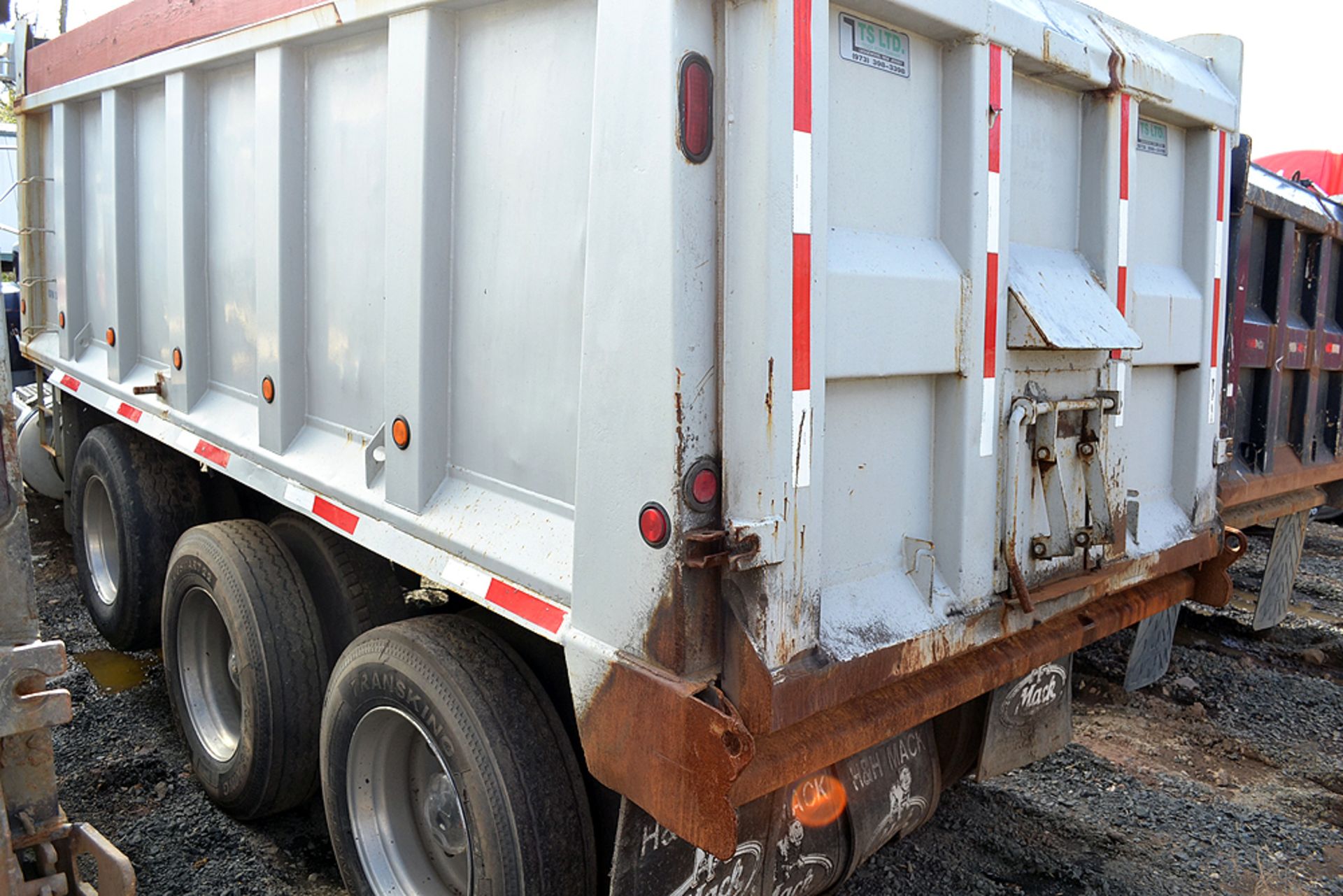 2000 Mack RD690S Tri-Axle Dump Truck - Image 4 of 11