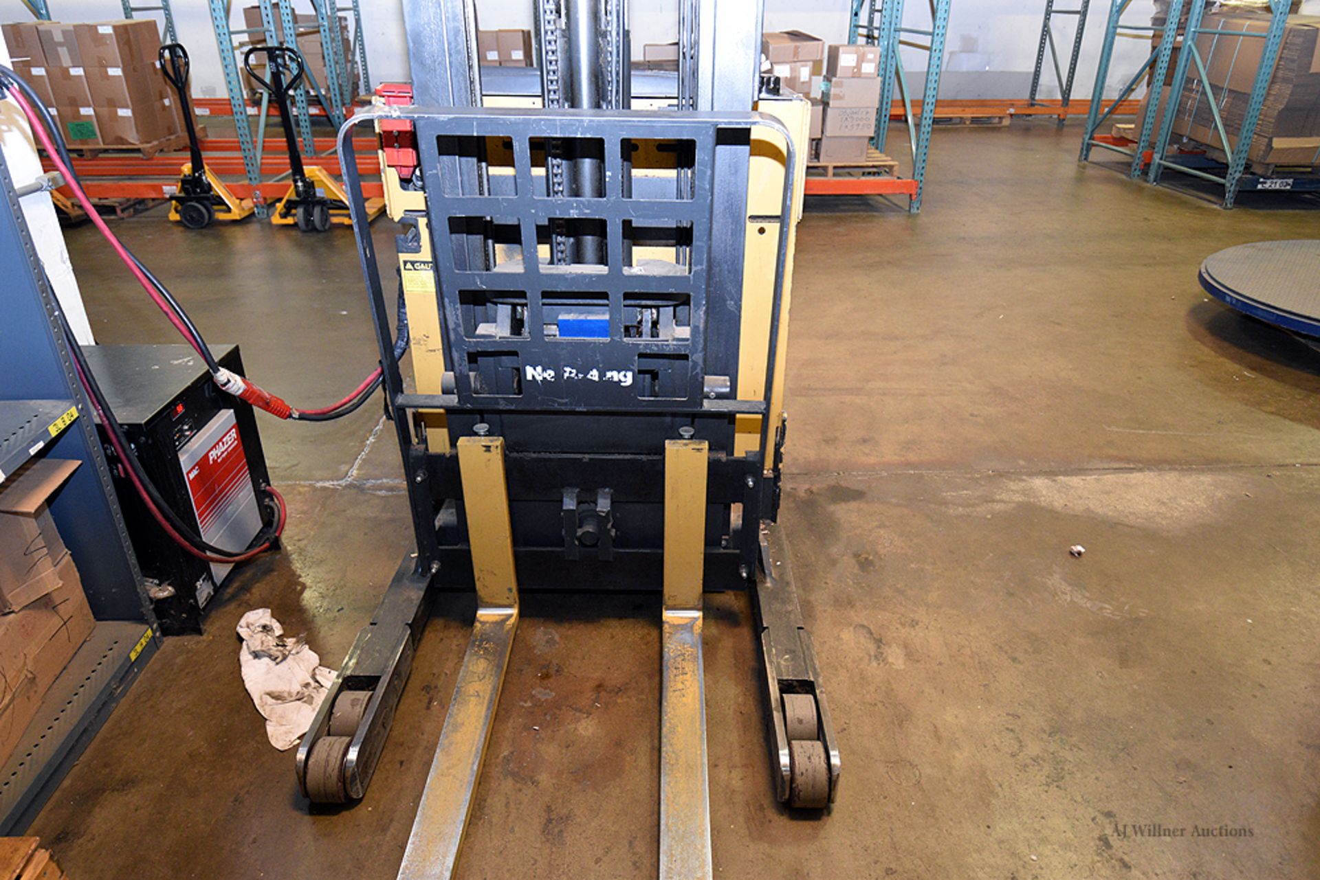 Caterpillar NPR30 Electric Standing Forklift Reach Truck - Image 6 of 7