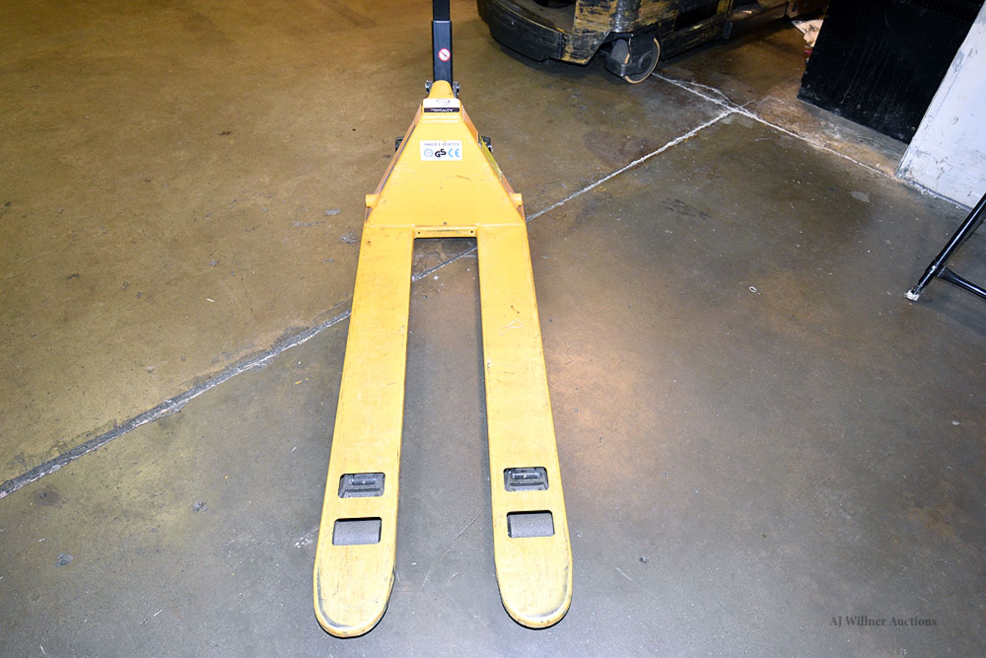 U-Line Model: H-1193 Narrow Pallet Jack 5,500 lbs. Capacity - Image 2 of 3