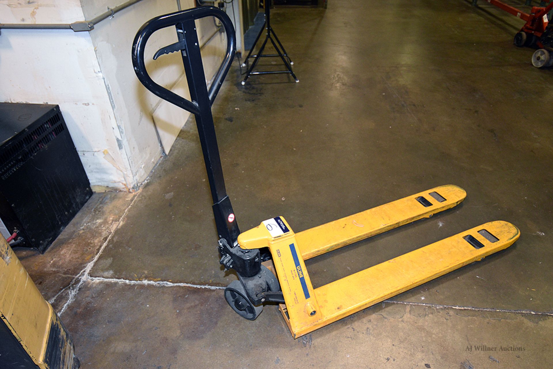 U-Line Model: H-1193 Narrow Pallet Jack 5,500 lbs. Capacity - Image 3 of 3