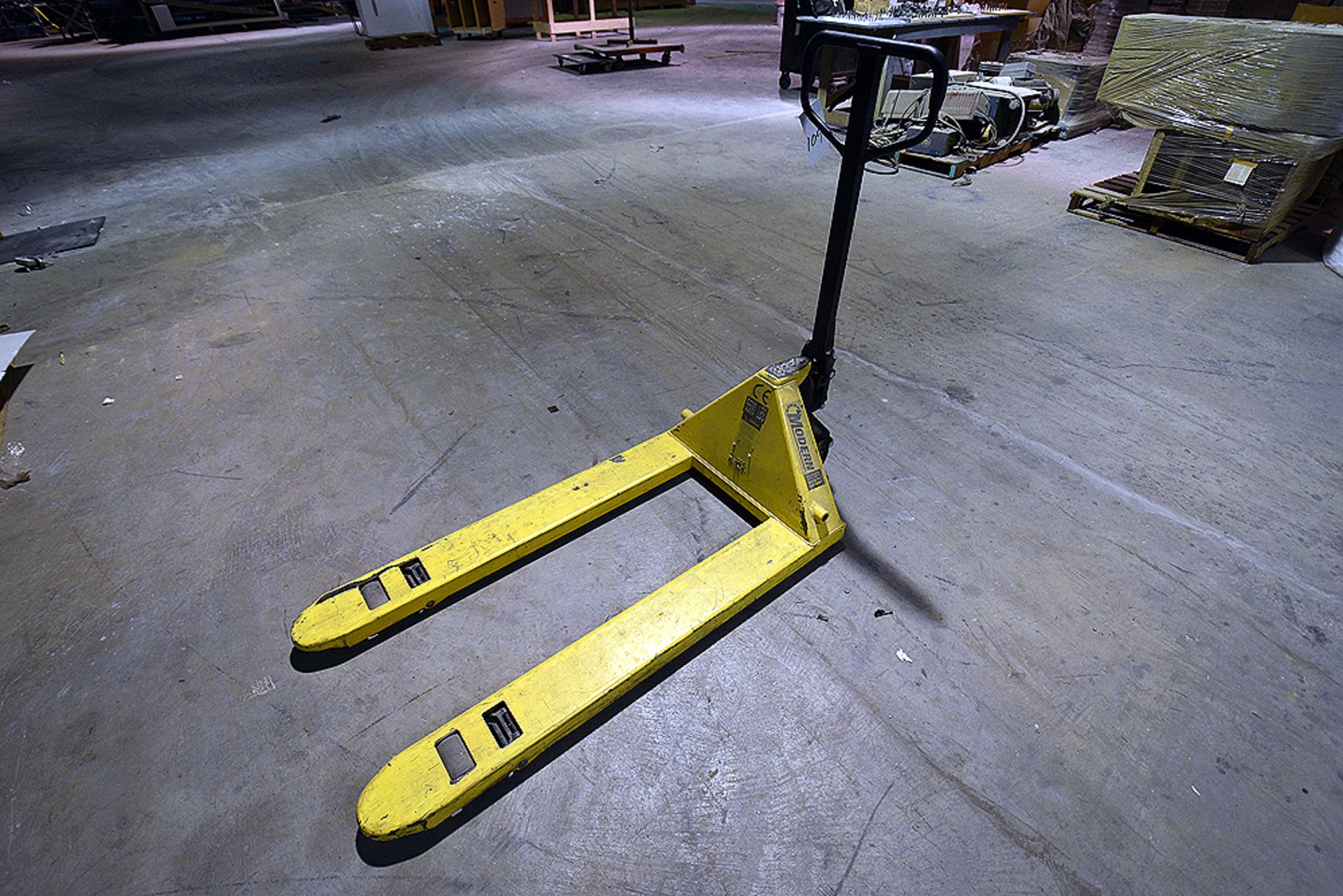 Modern model DF25 5,500lb cap Manual Pallet Jack - Image 2 of 4