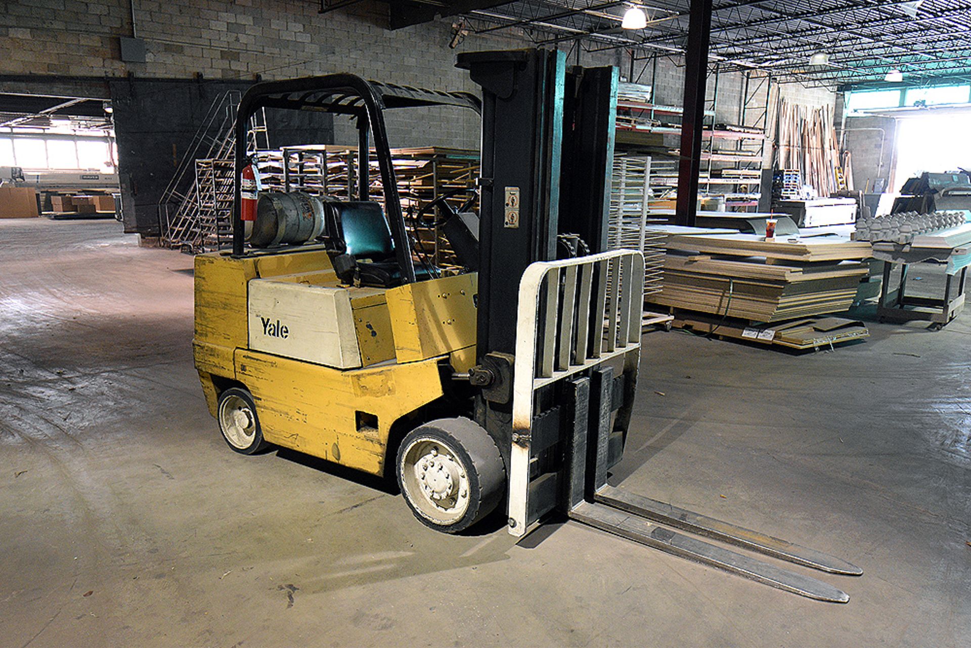 Yale 12,626lb 3-Stage LPG Forklift (8,000lb cap) - Image 2 of 7