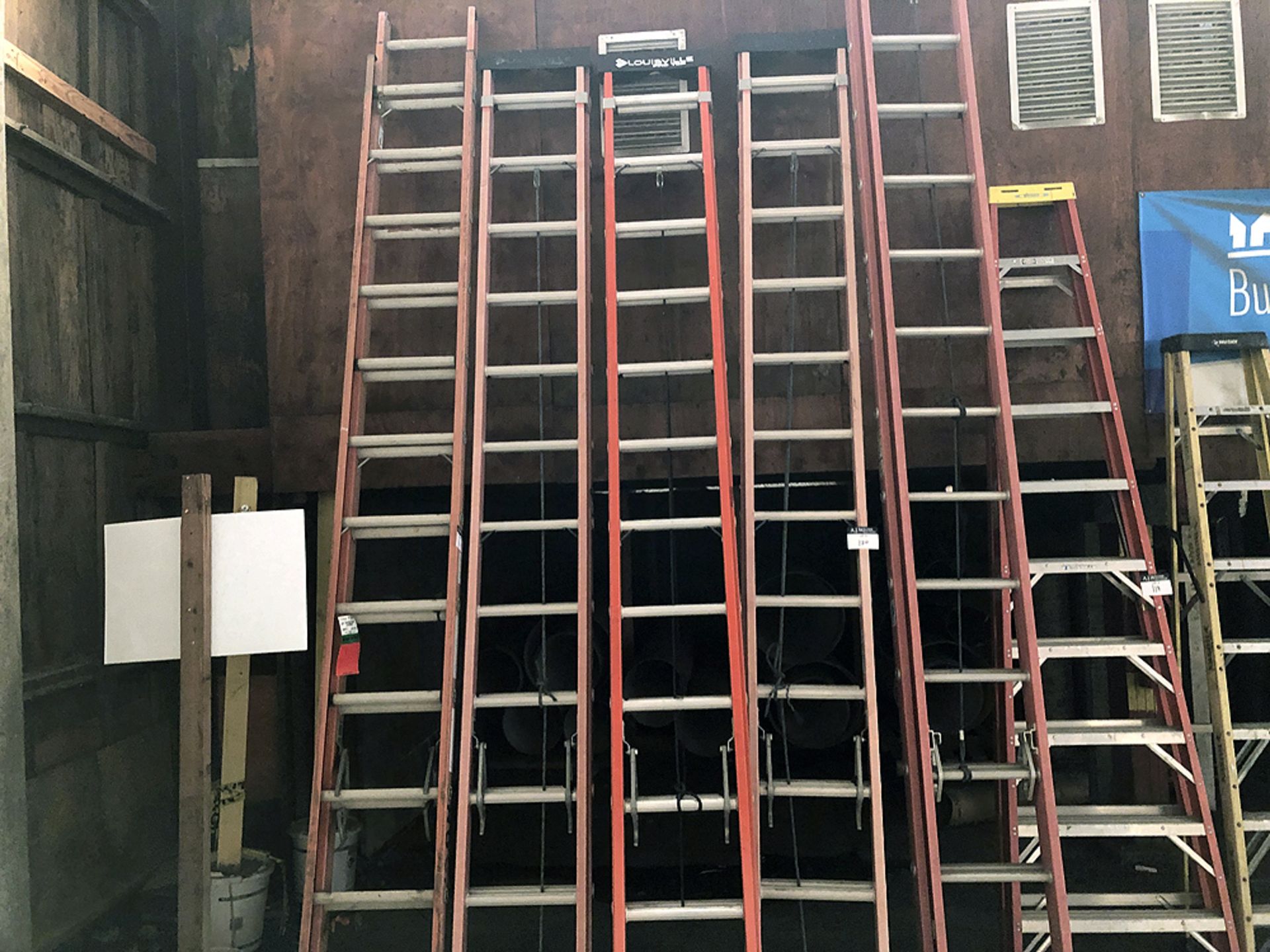 Louisville Aluminum Extension Ladder, 24' 300 lbs