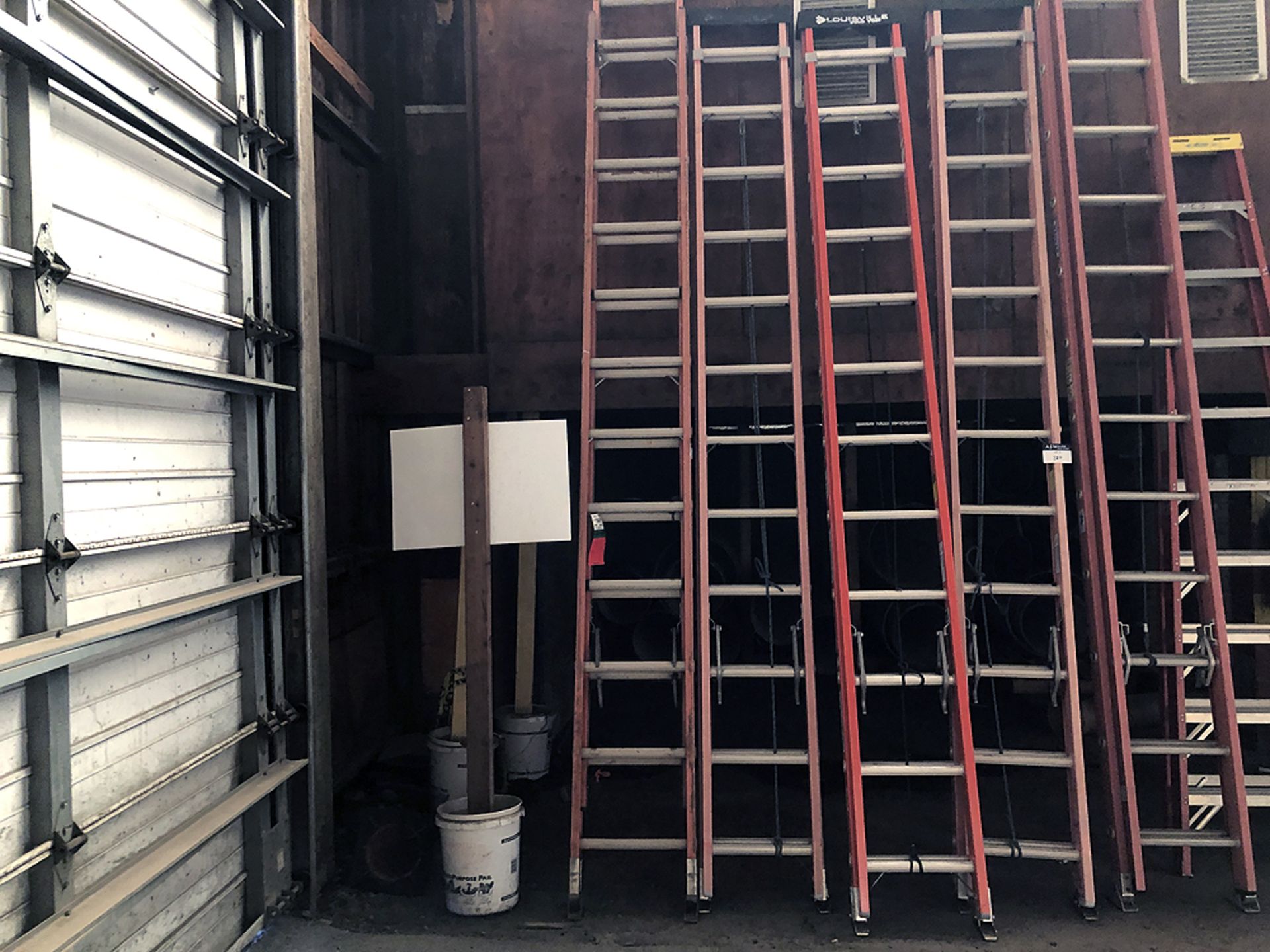 Louisville Aluminum Extension Ladder, 24' 300 lbs