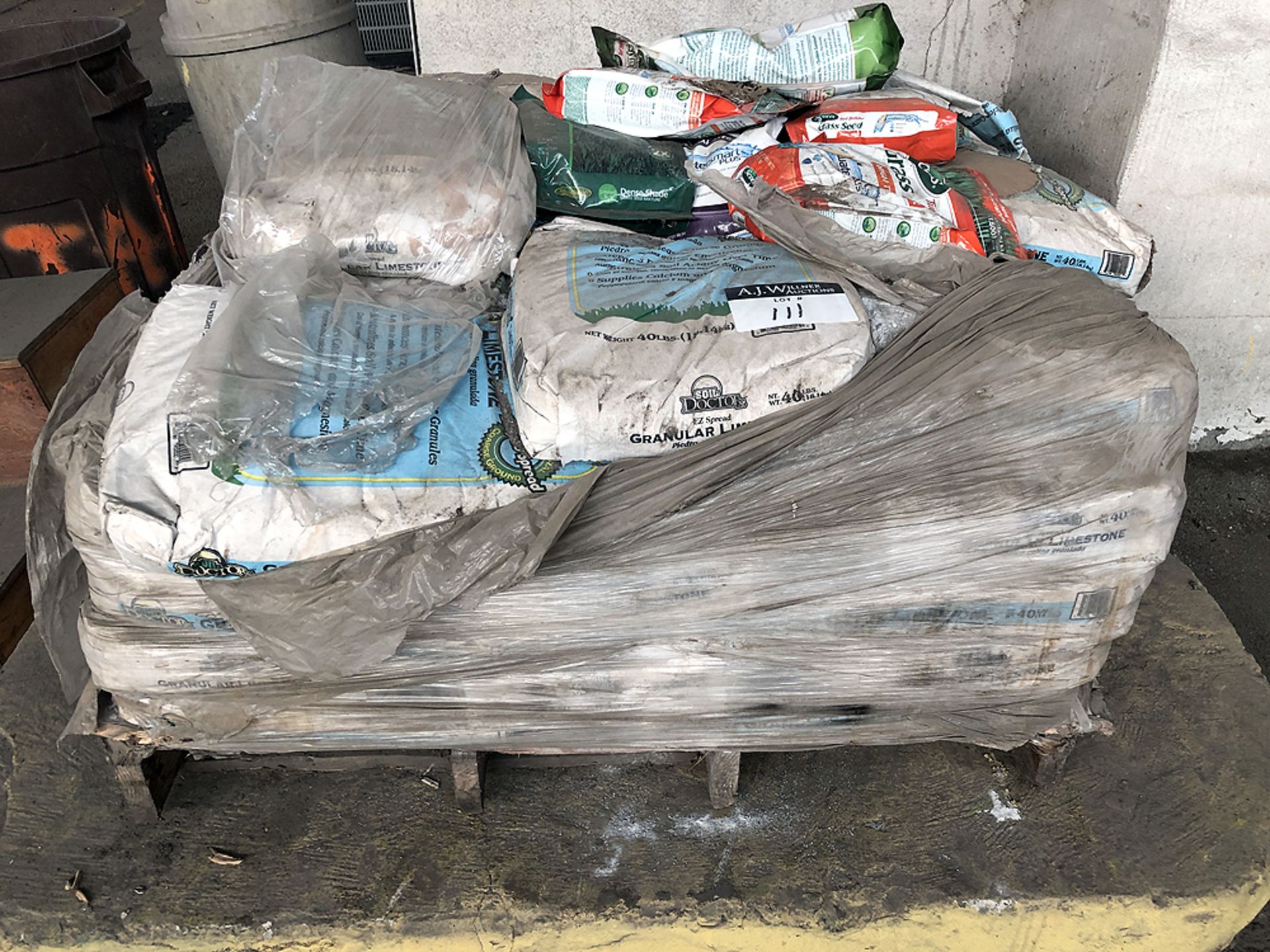 Limestone, Assorted 40 pound bags, small pallet - Image 2 of 2