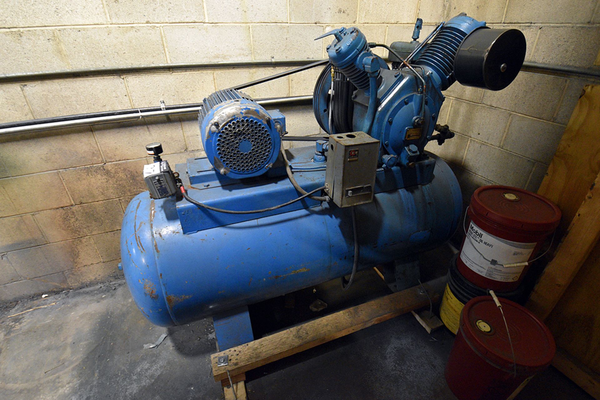 Ingersol Rand Electric Horizontal 200 gal Air Compressor w/ 7.5 hp Motor