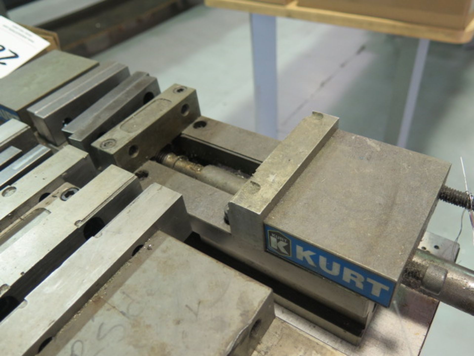 Kurt DL430 4" Double-Lock Vise - Image 2 of 2