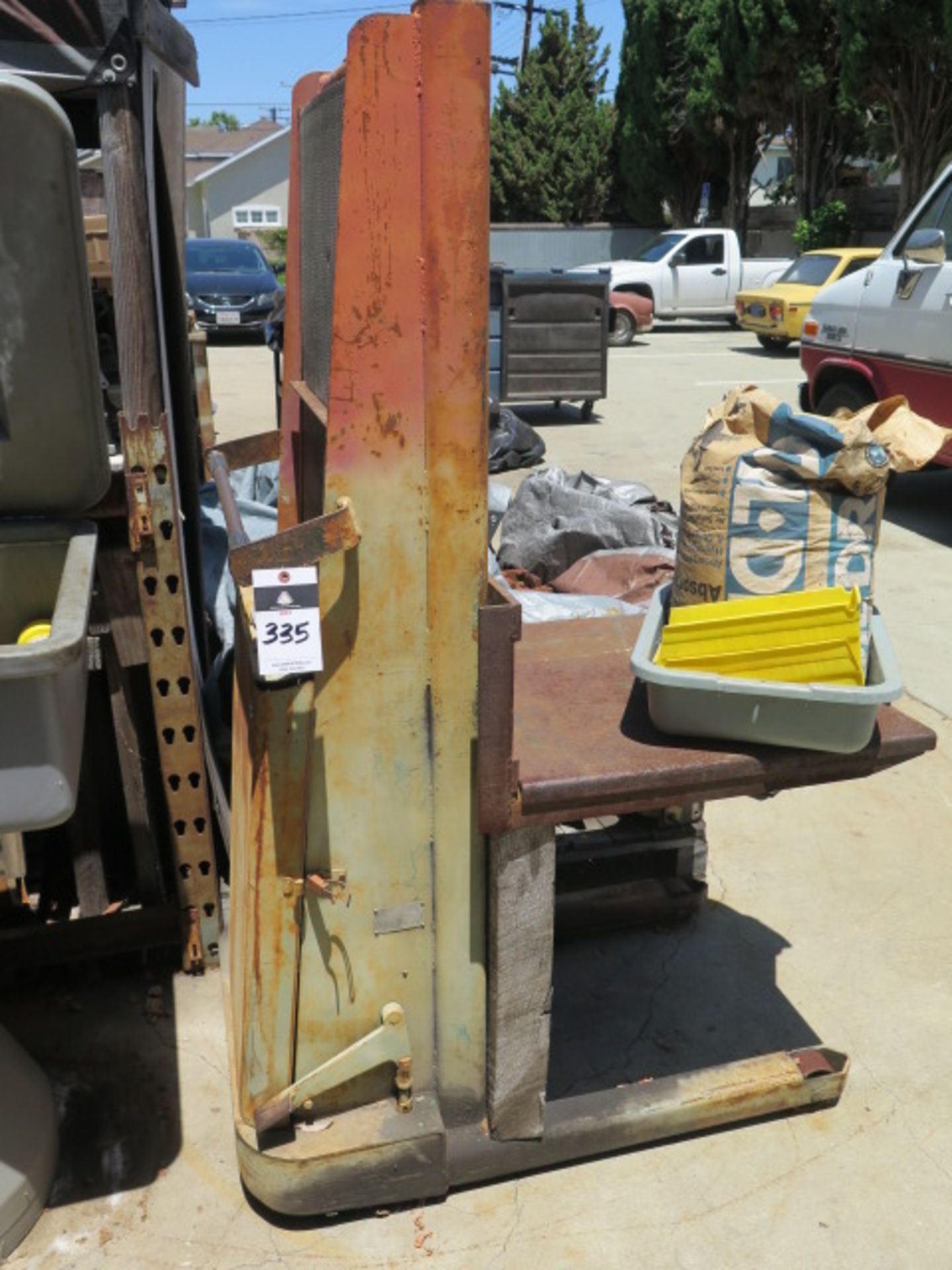 Crown Electric Hydraulic Lift (NEEDS WORK)