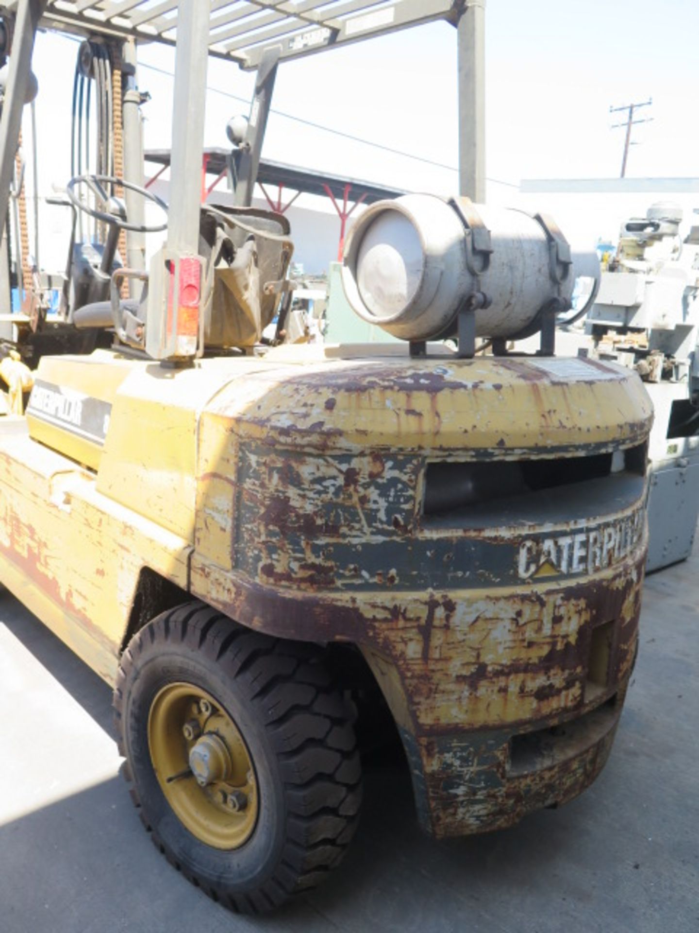 Caterpillar 80 8000 Lb Cap LPG Forklift w/ 2-Stage Mast, Side Shift, Pneumatic Yard Tires - Image 5 of 9