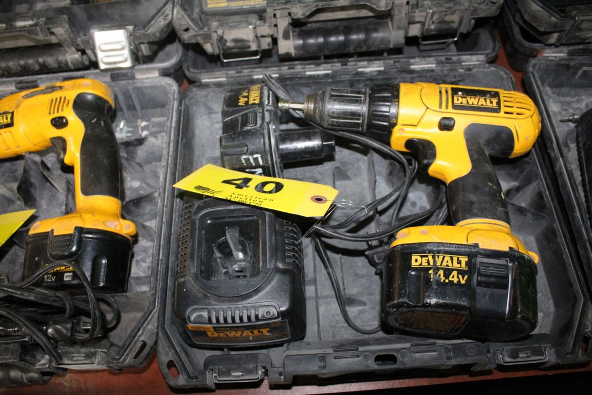 DEWALT MODEL DC728 14.4V CORDLESS SCREWDRIVER WITH BATTERY, CHARGER AND CASE