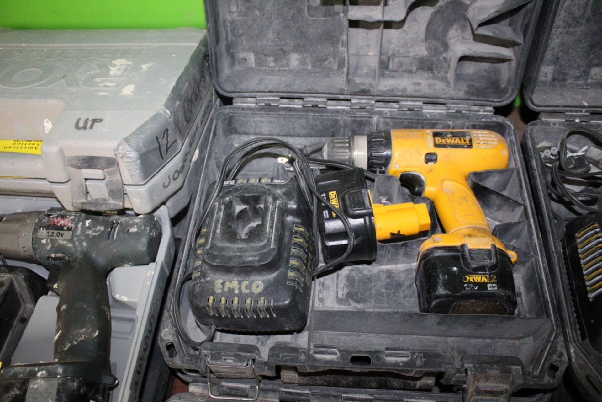 DEWALT MODEL DW927 12V CORDLESS DRILL WITH BATTERY, CHARGER AND CASE