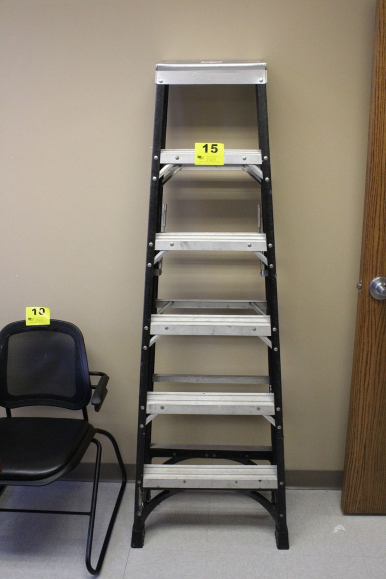 HUSKY 6' FIBERGLASS STEP LADDER